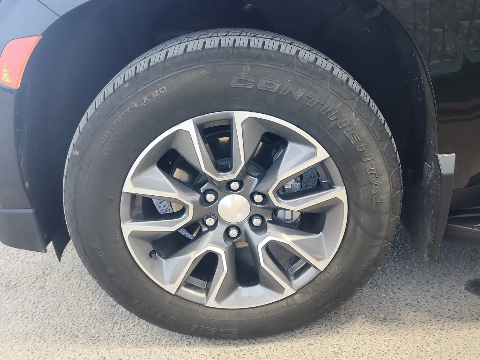 Front driver wheel/tire photo