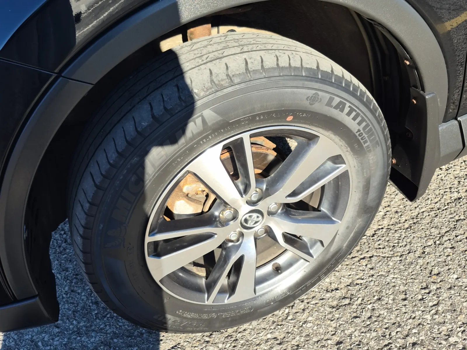 Front driver wheel/tire photo