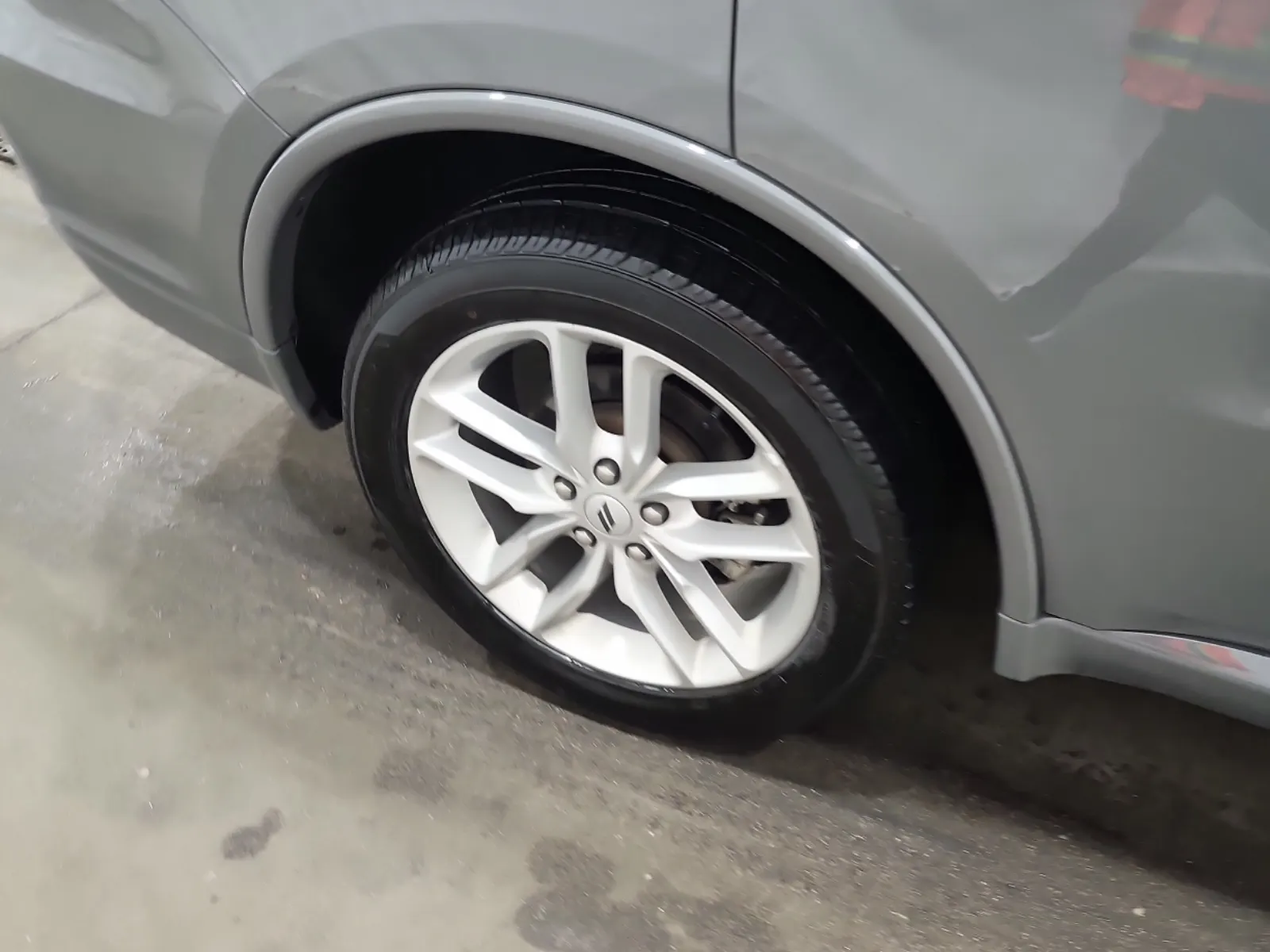 Right Rear Wheel/Tire Photo