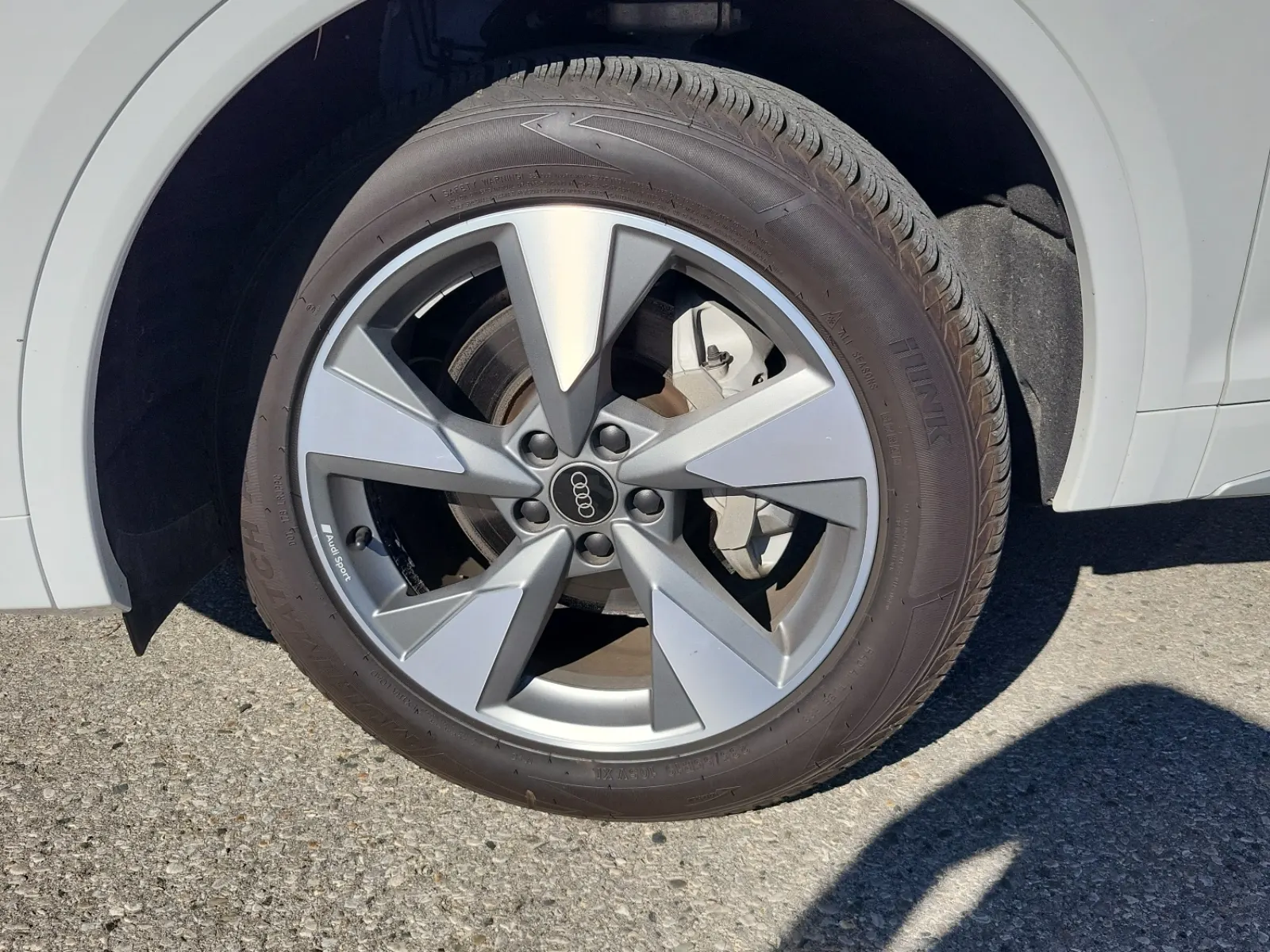 Front driver wheel/tire photo