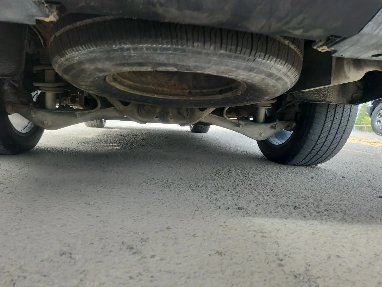 Undercarriage - Rear Photo