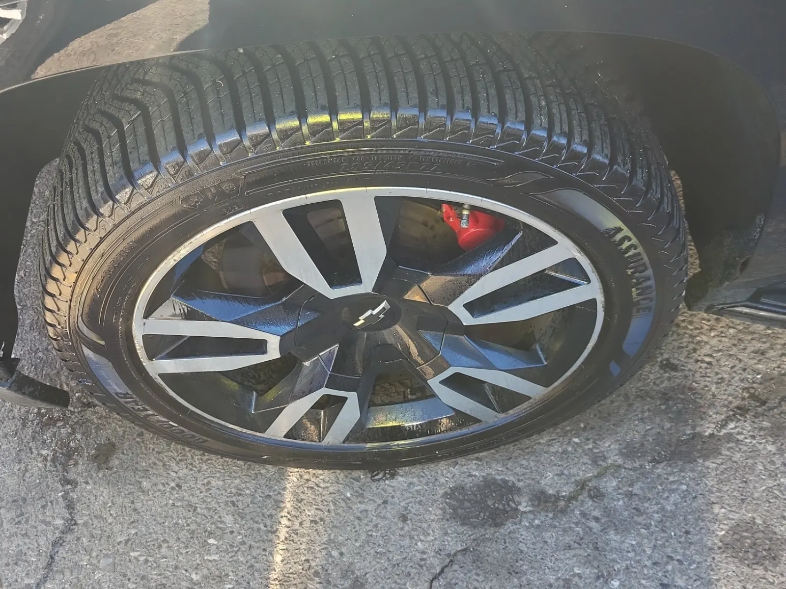 Front driver wheel/tire photo