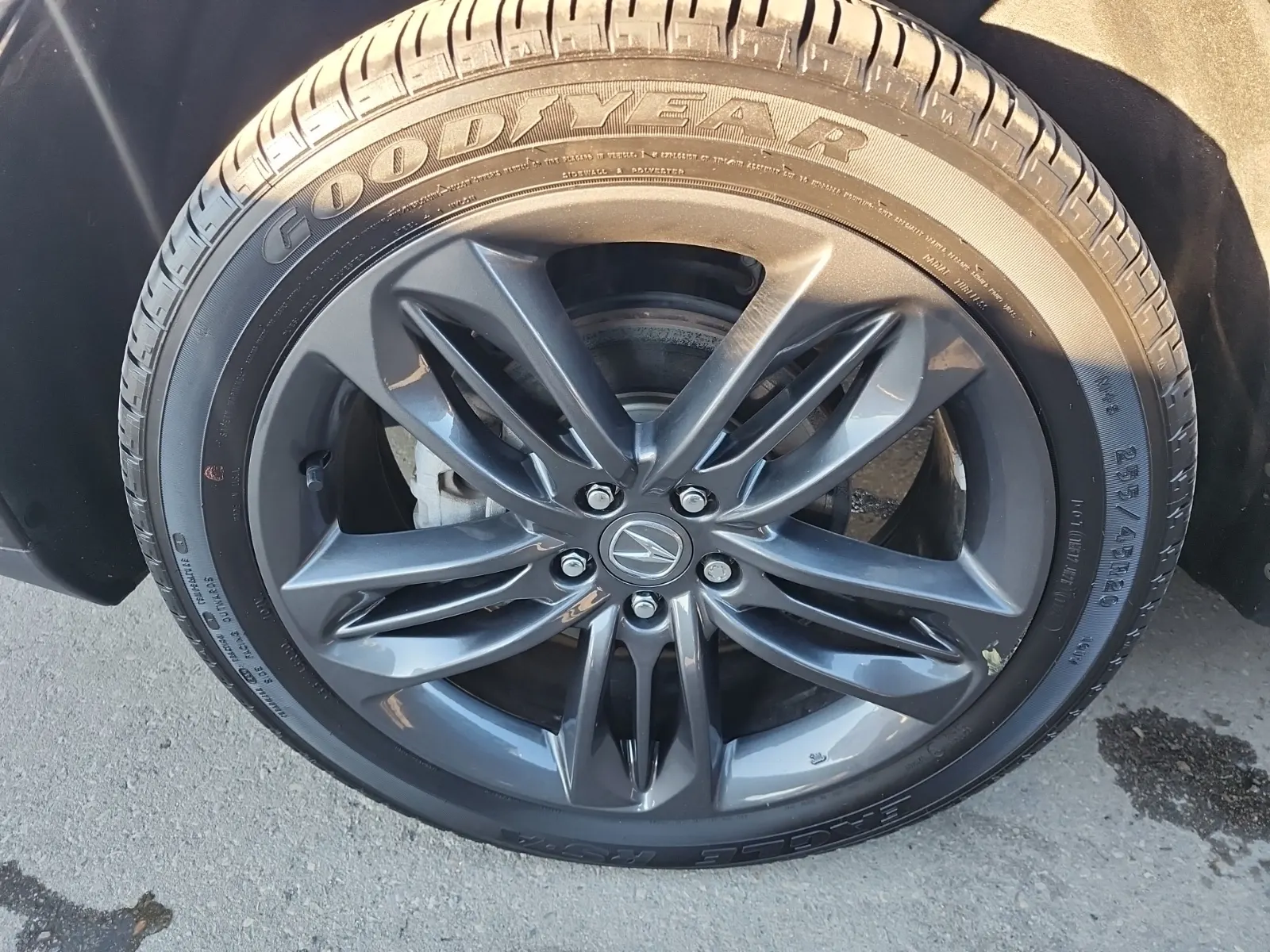Front driver wheel/tire photo