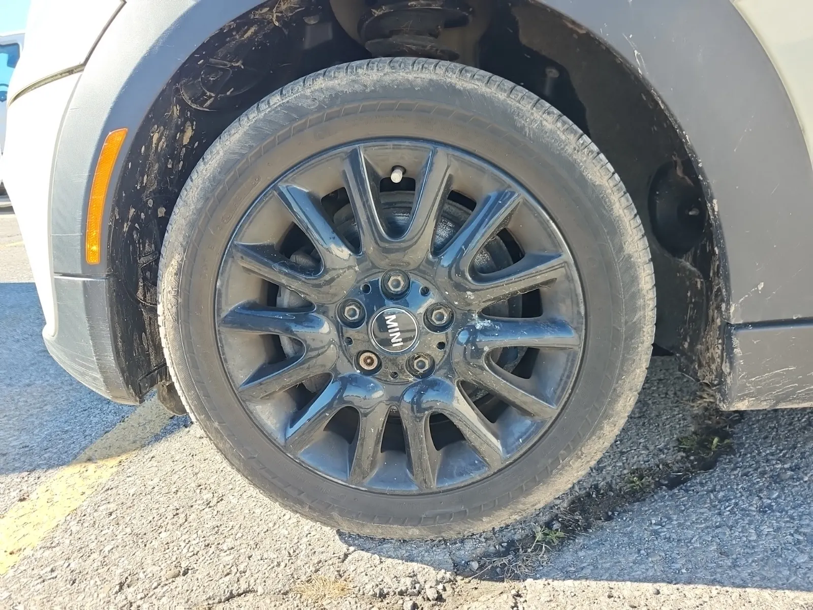 Front driver wheel/tire photo