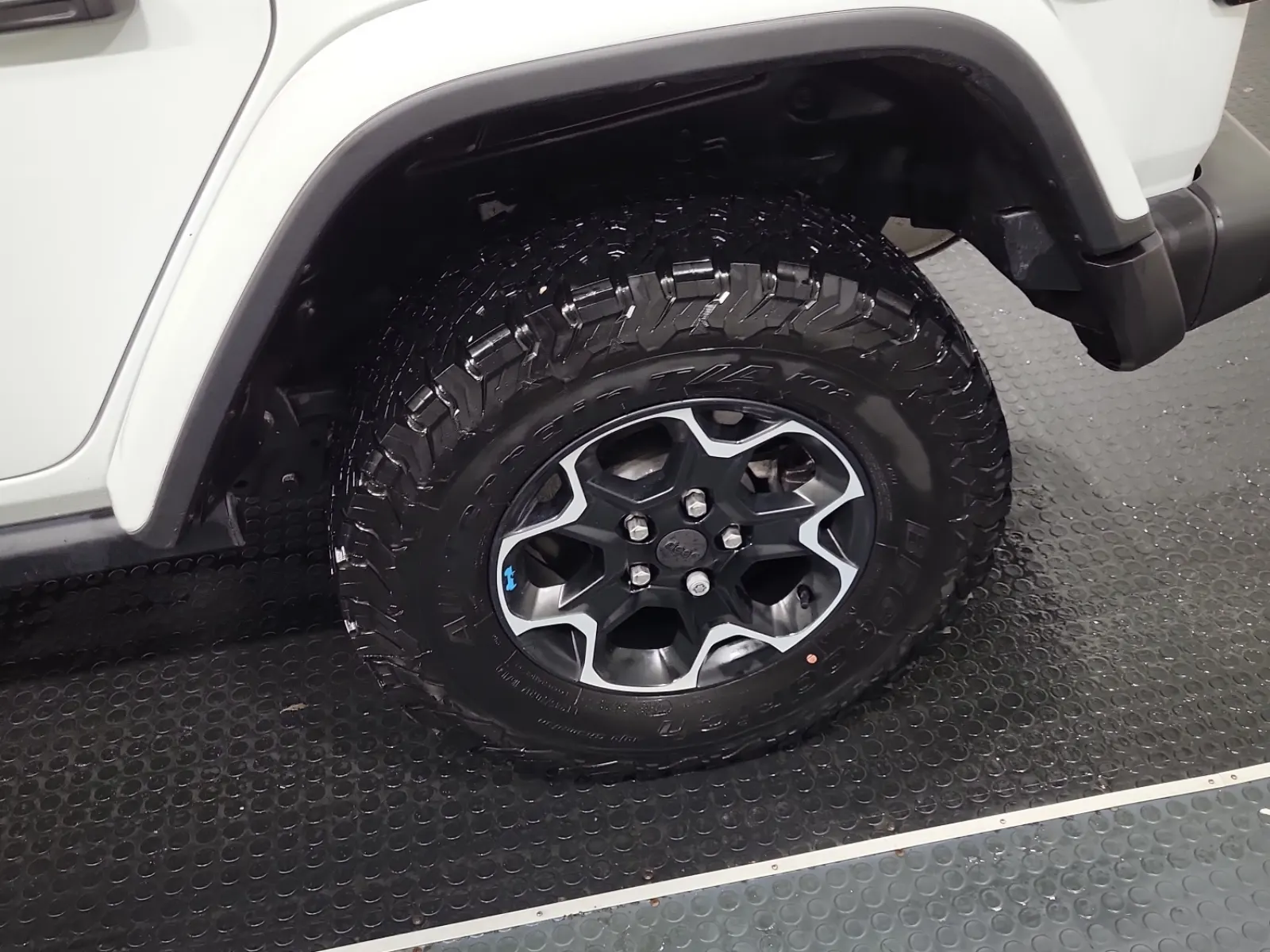 Left Rear Wheel/Tire Photo