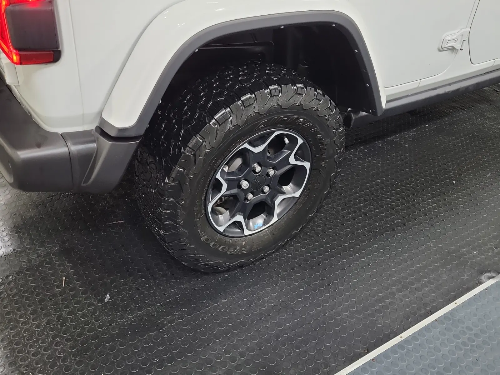 Right Rear Wheel/Tire Photo