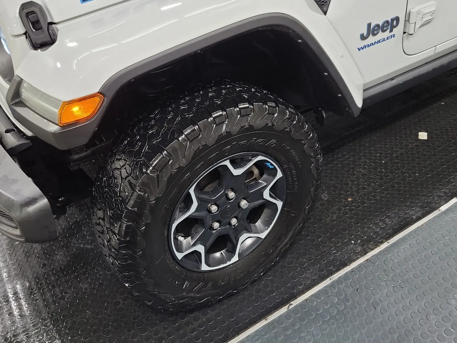 Front driver wheel/tire photo