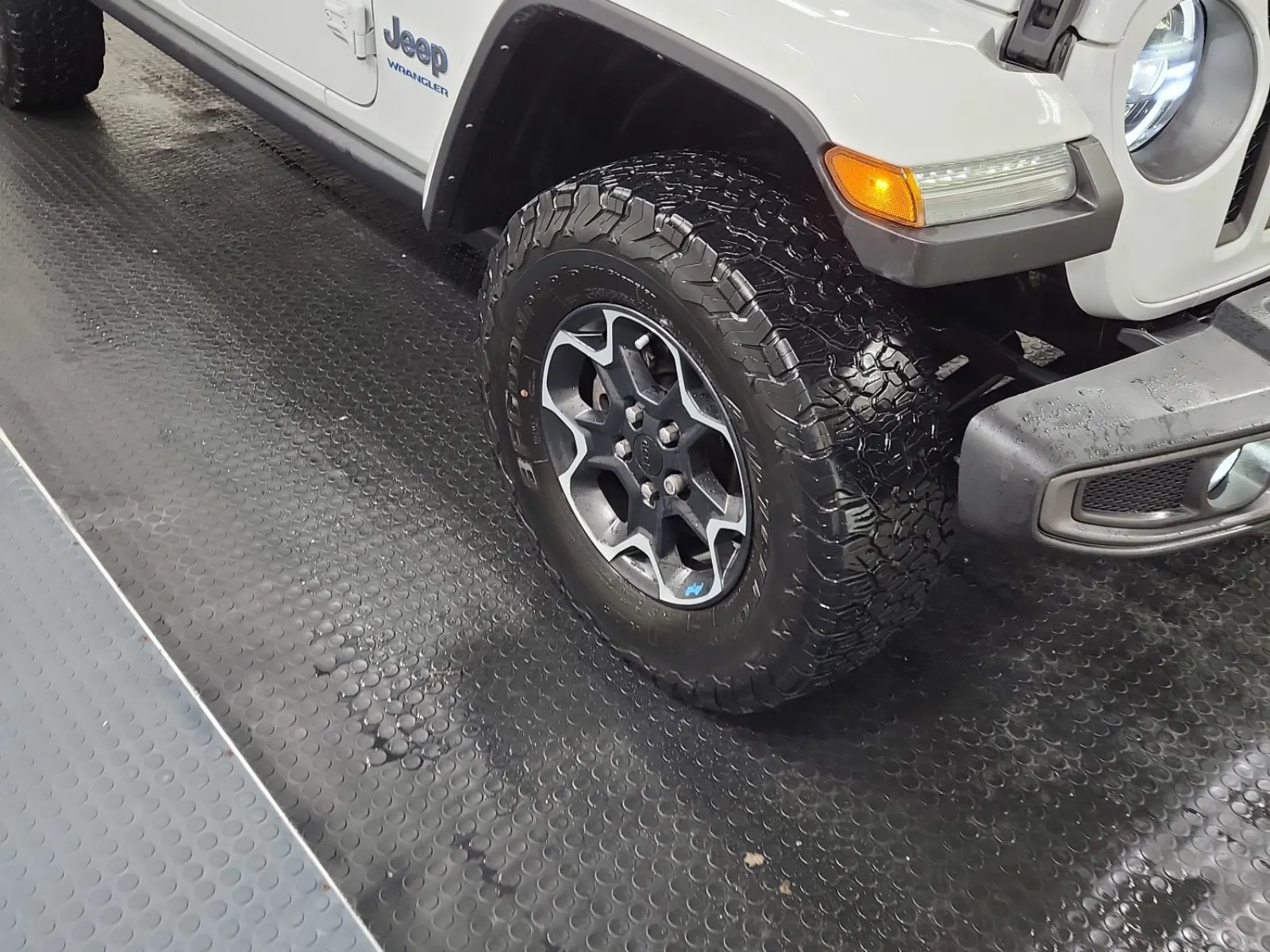 Right Front Wheel/Tire Photo