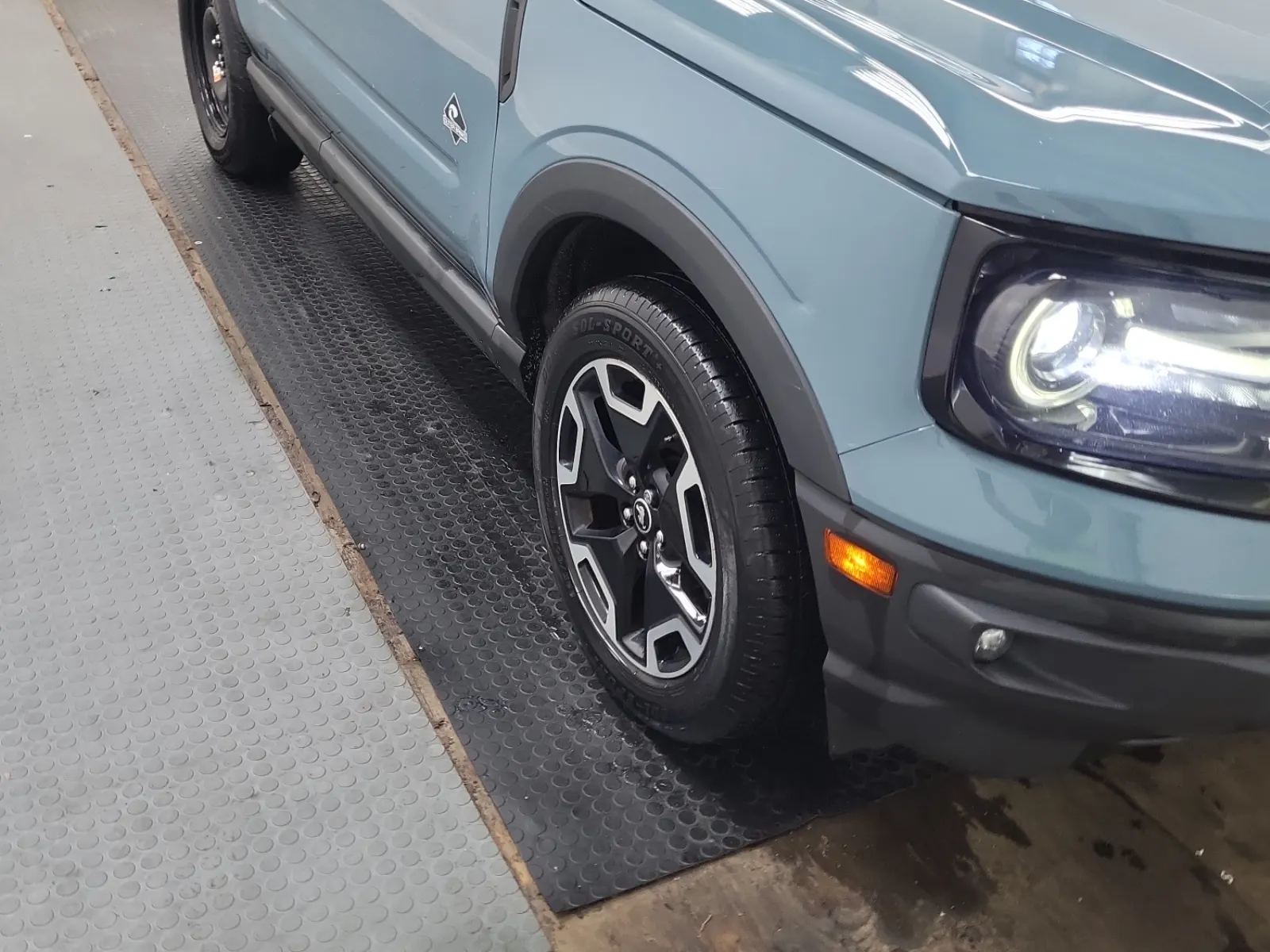 Right Front Wheel/Tire Photo