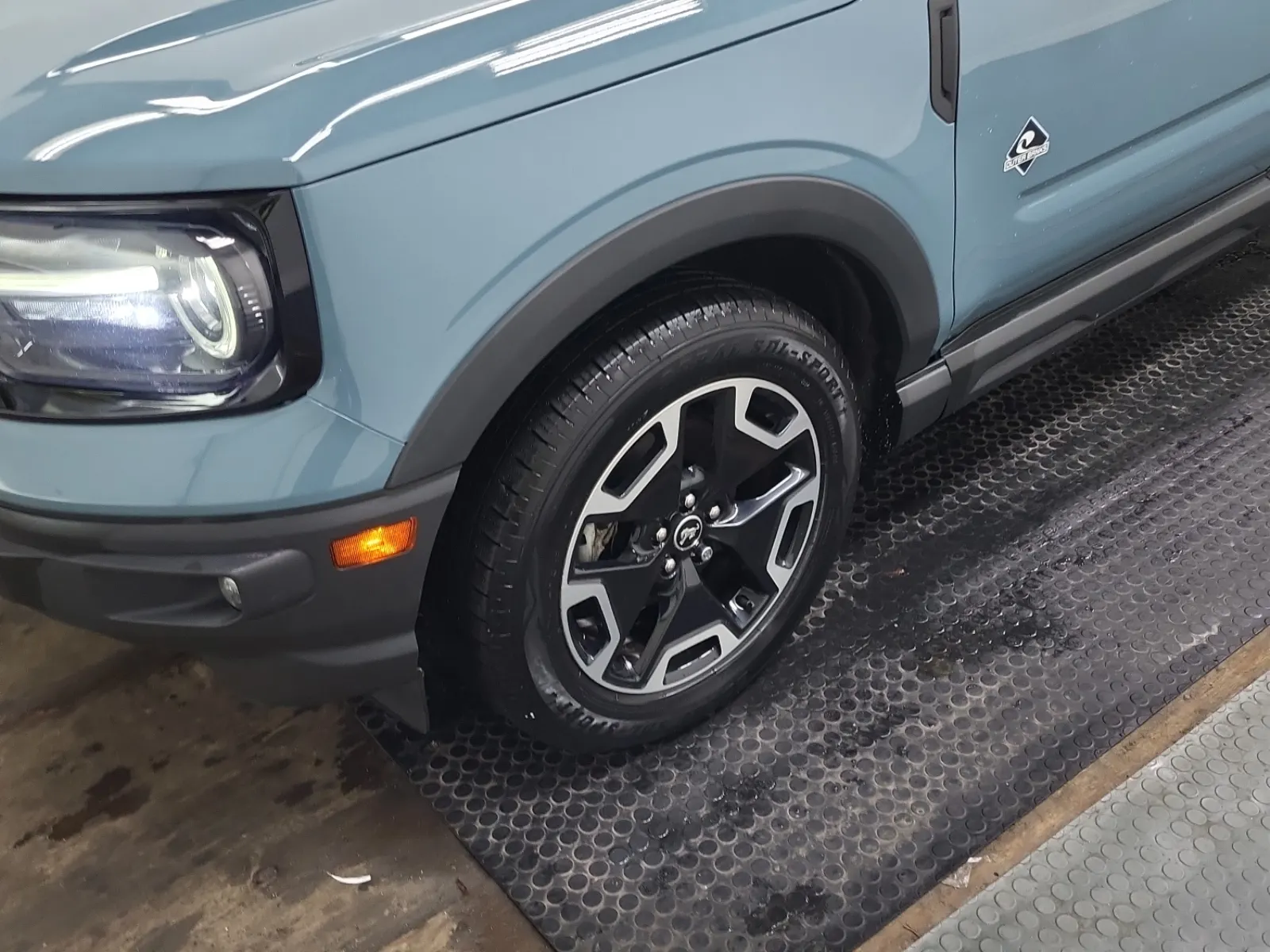 Front driver wheel/tire photo