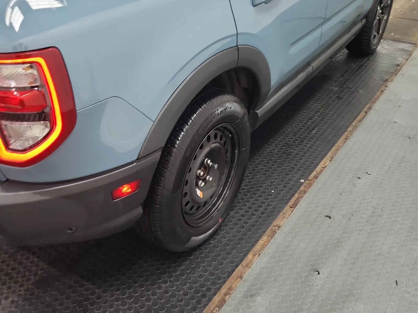 Right Rear Wheel/Tire Photo