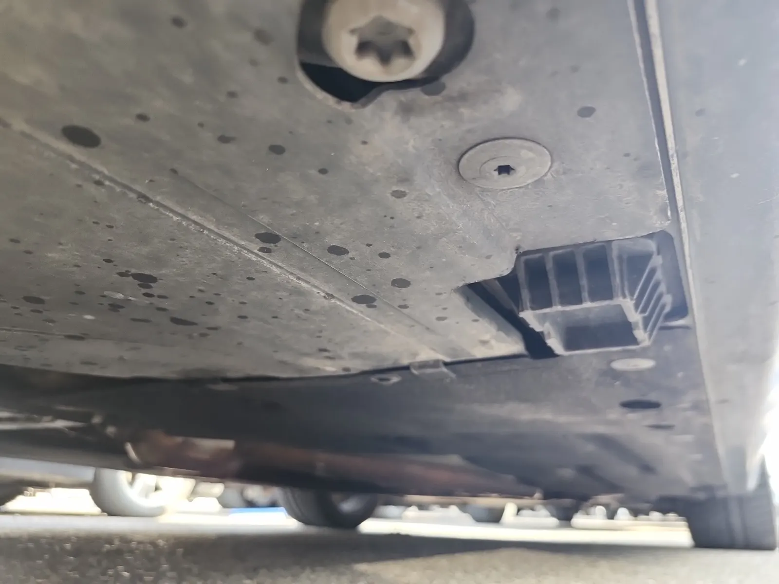 Undercarriage - Passenger Photo