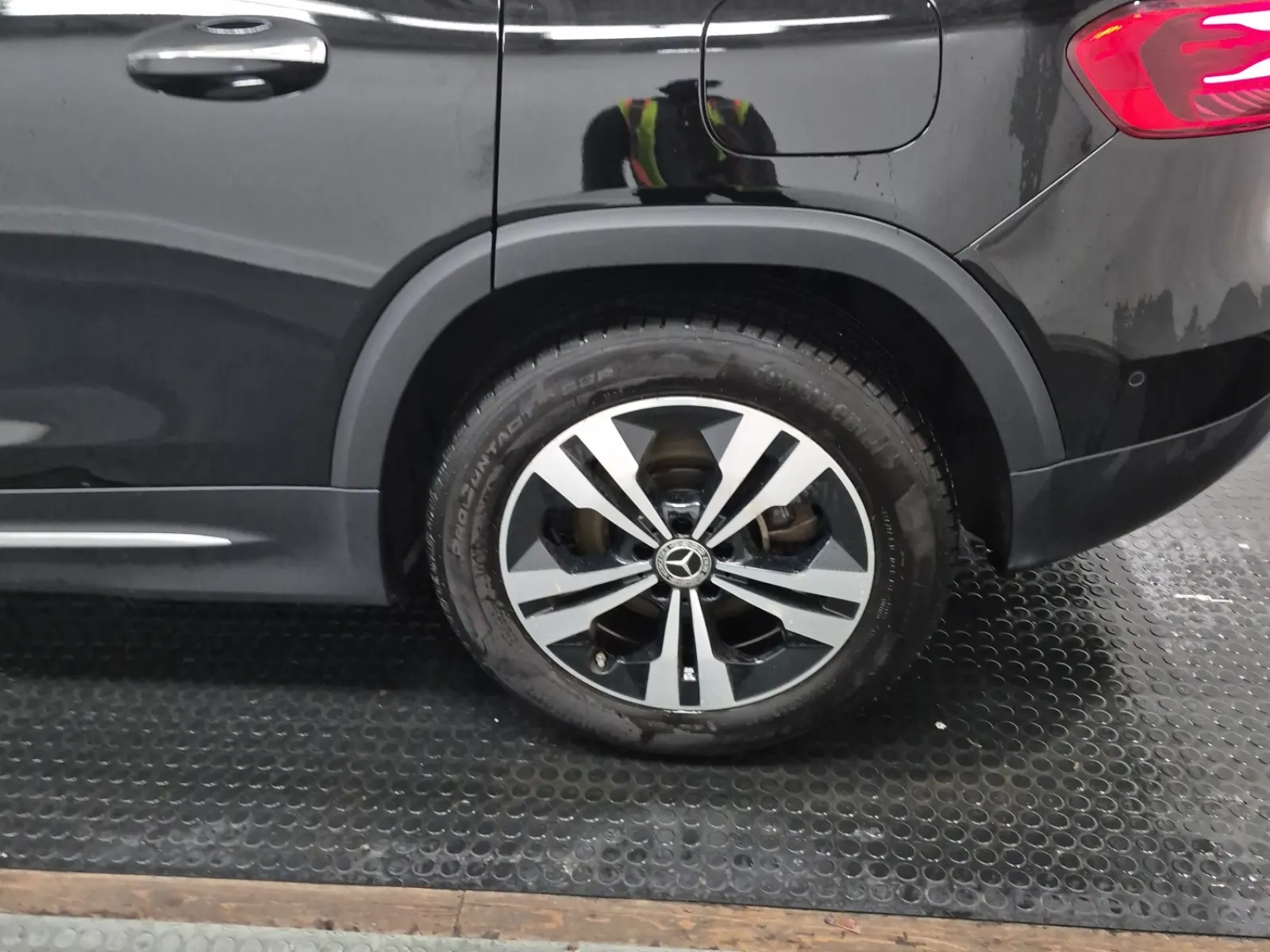 Left Rear Wheel/Tire Photo