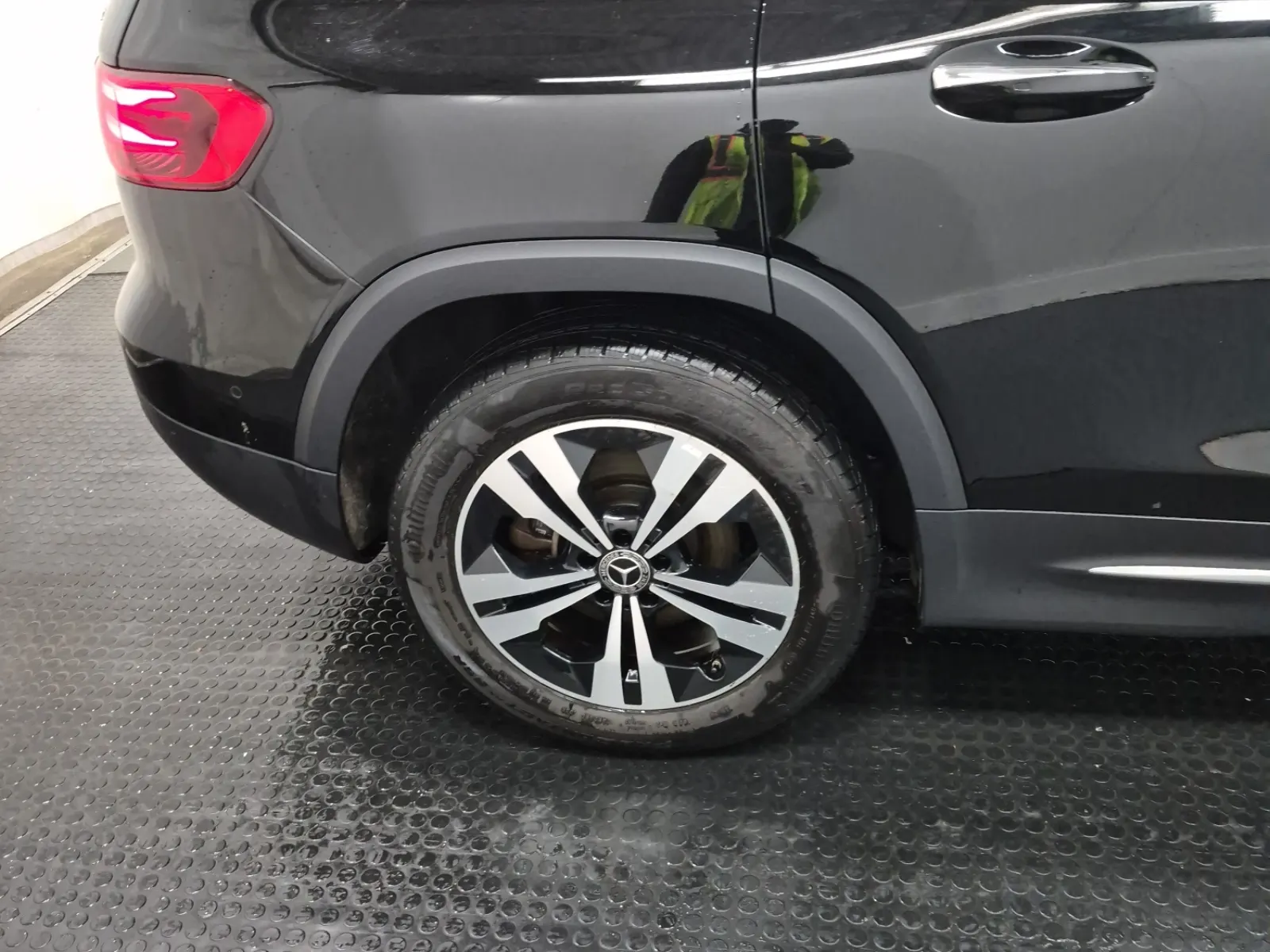 Right Rear Wheel/Tire Photo