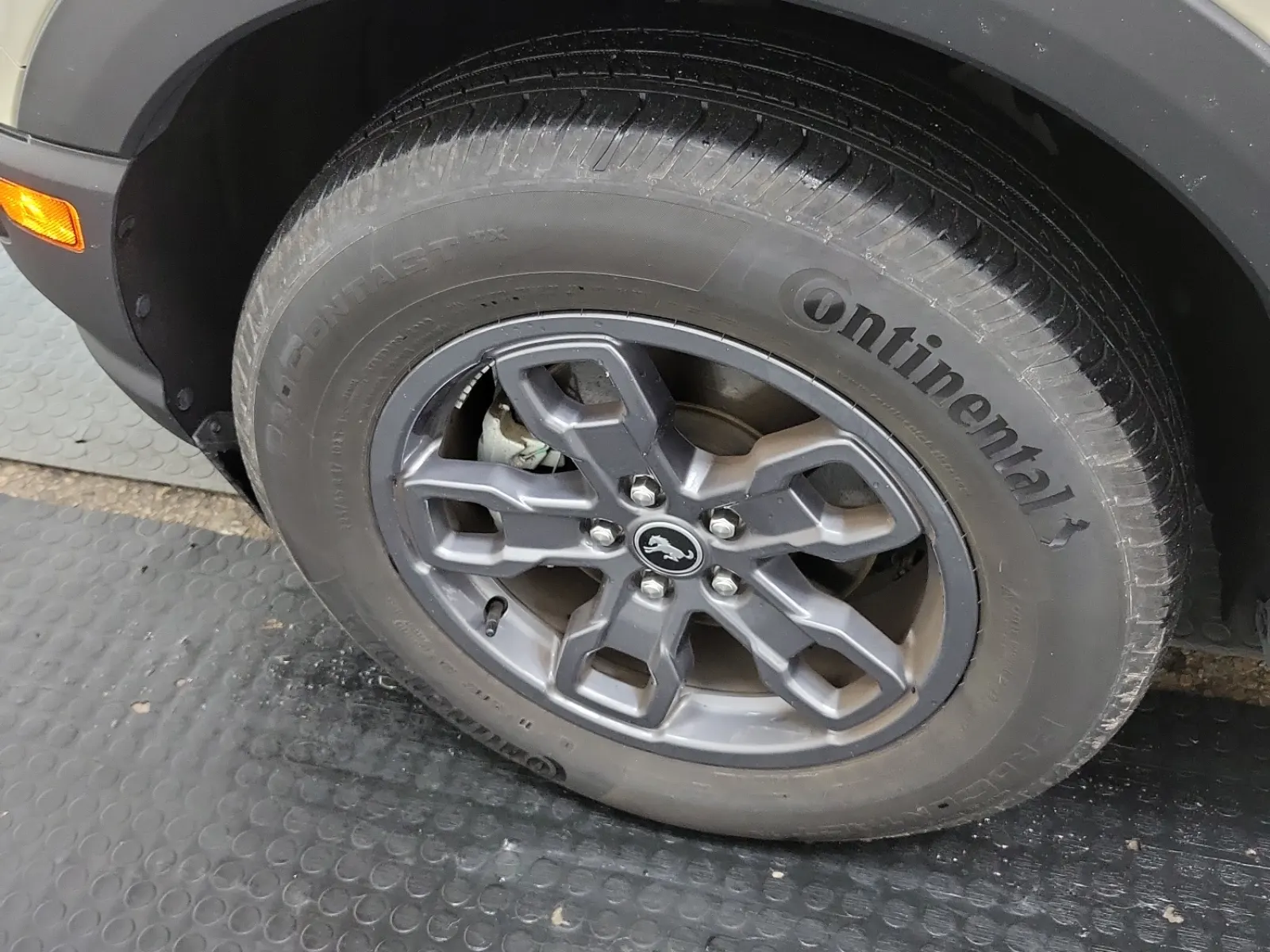 Front driver wheel/tire photo