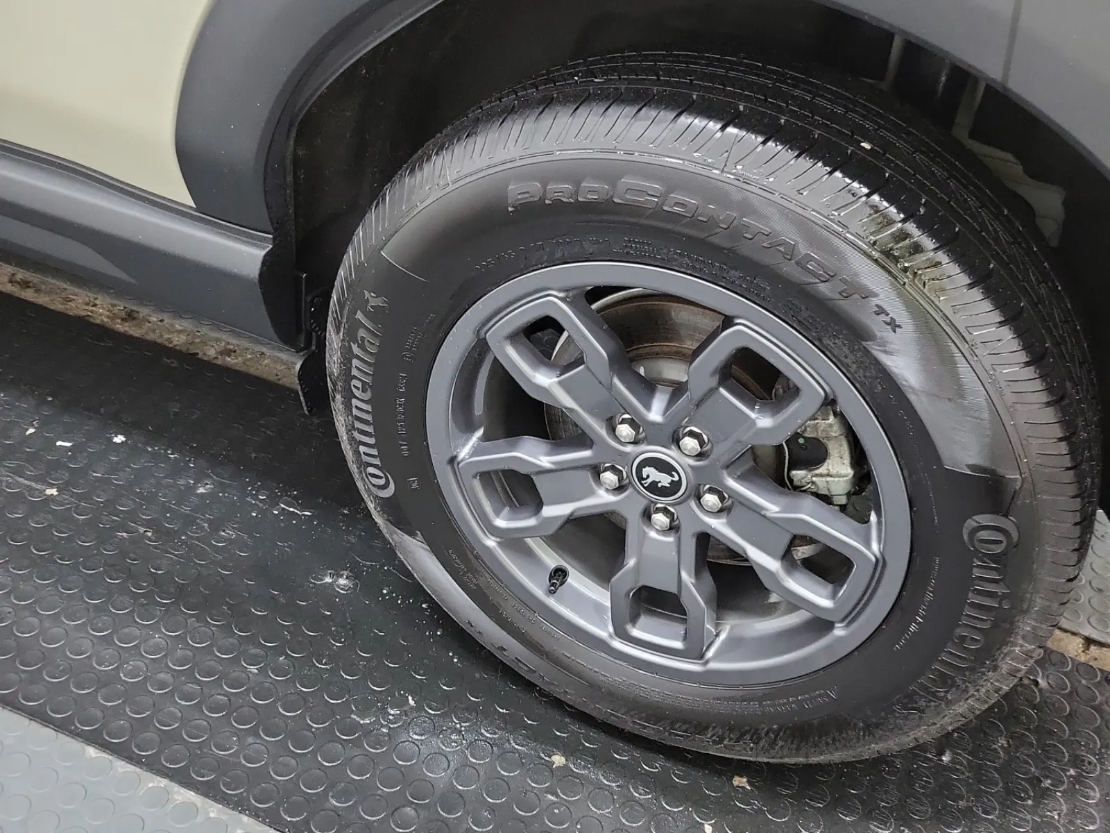Left Rear Wheel/Tire Photo