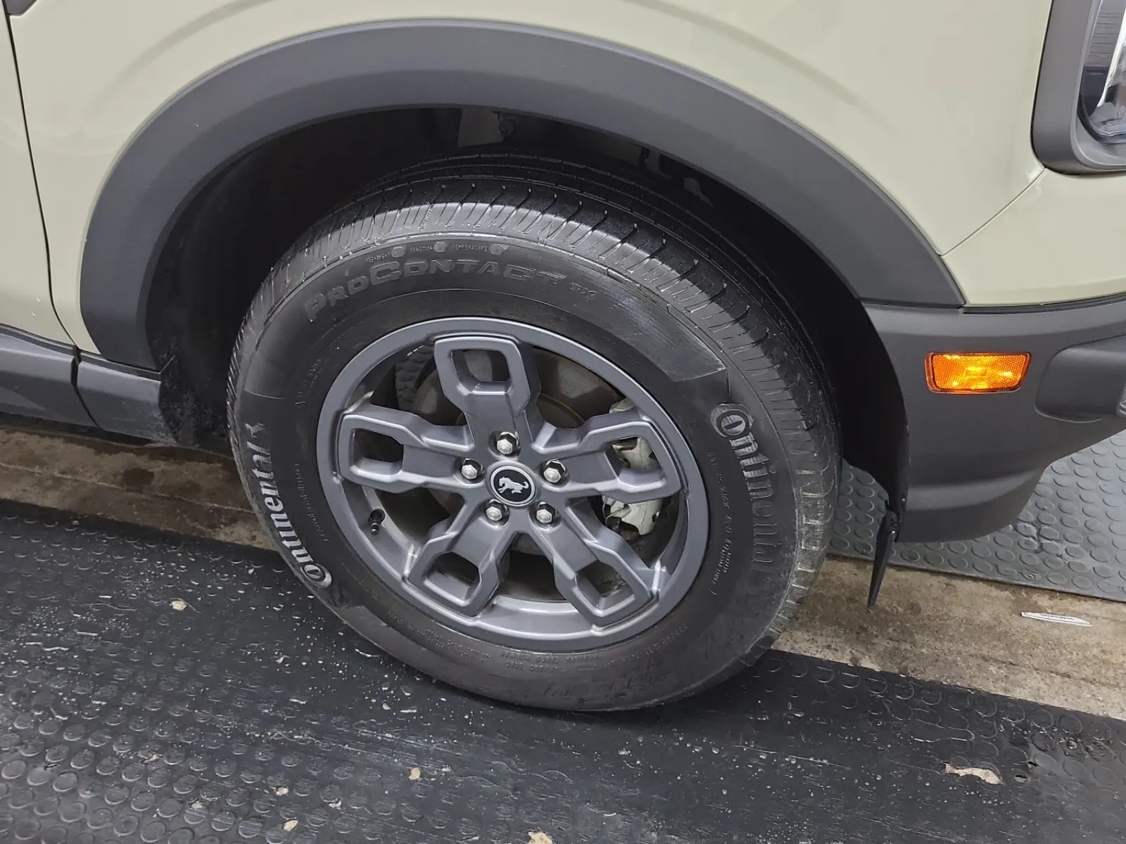 Right Front Wheel/Tire Photo