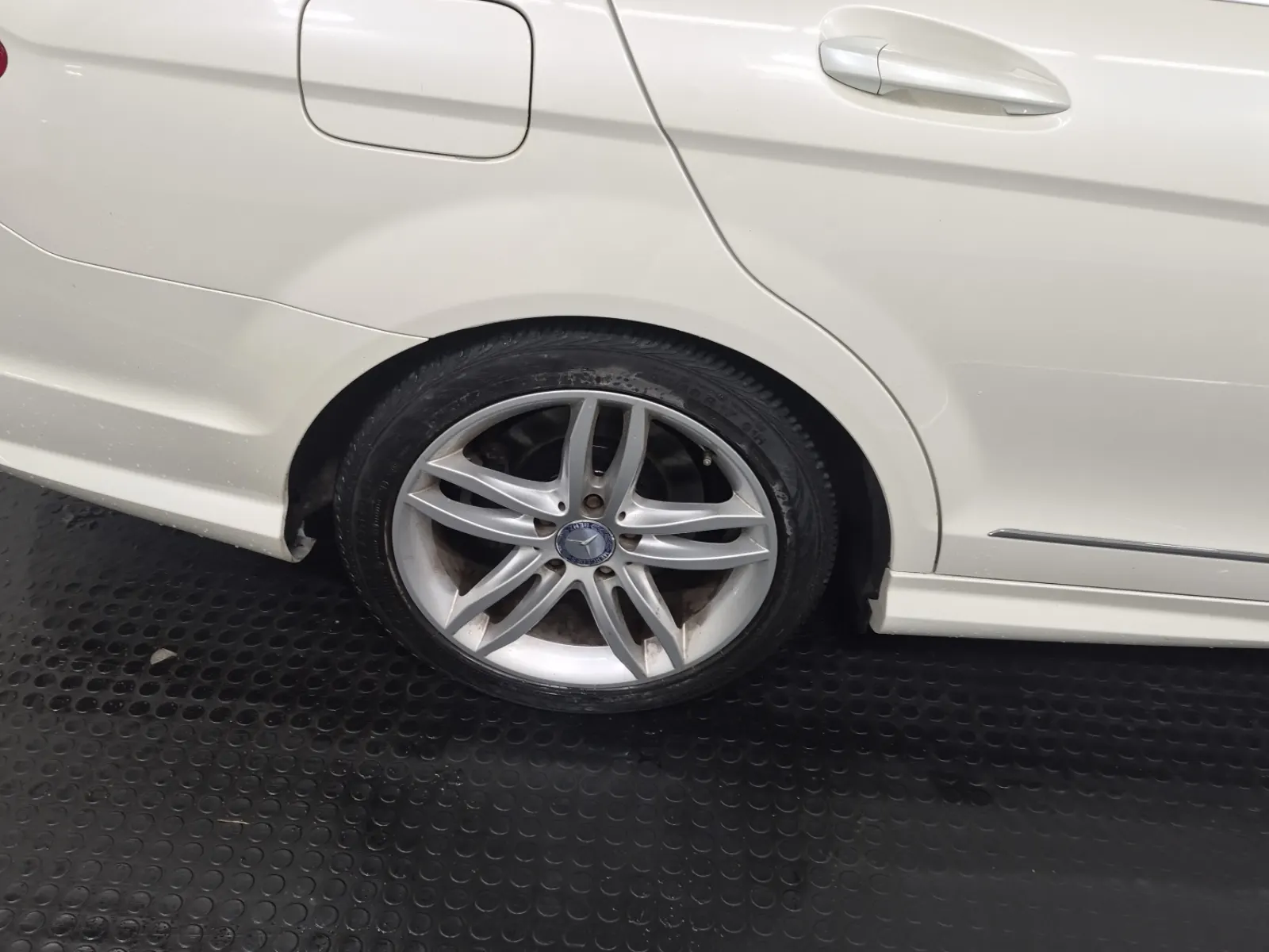 Right Rear Wheel/Tire Photo