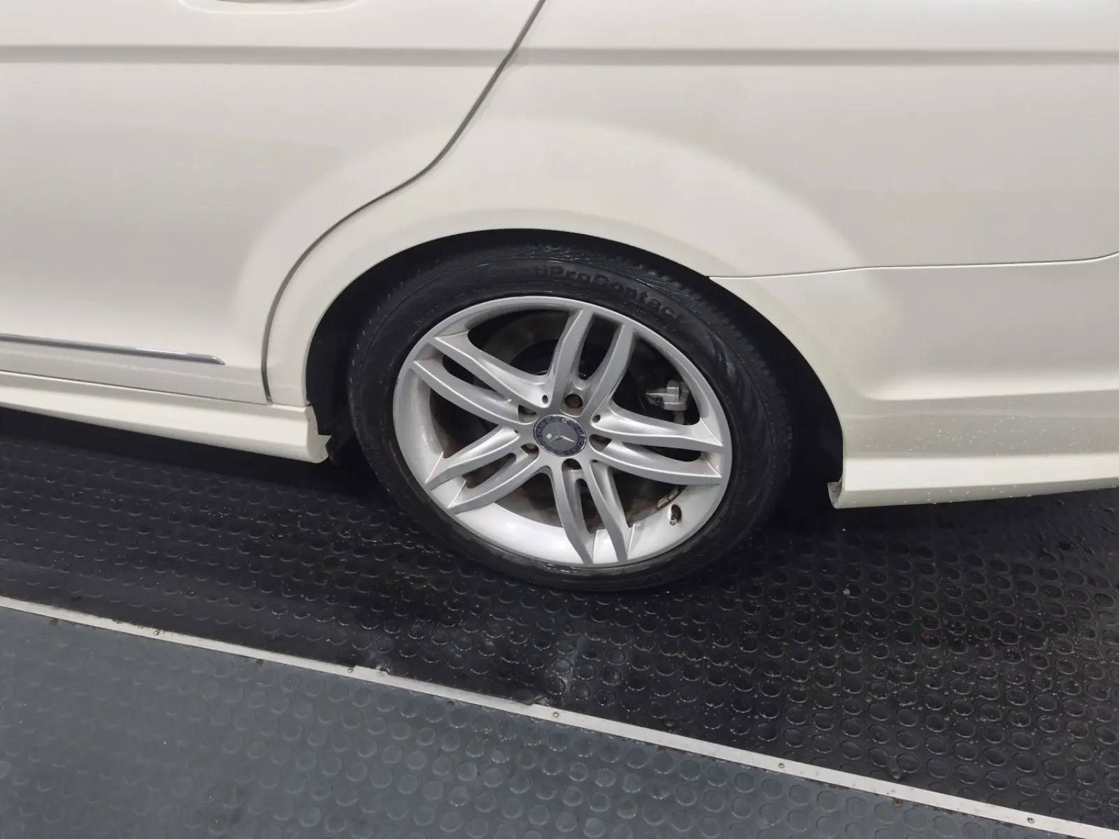 Left Rear Wheel/Tire Photo