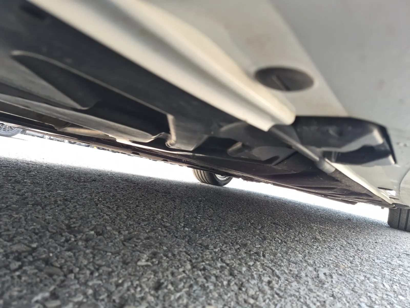 Undercarriage - Passenger Photo
