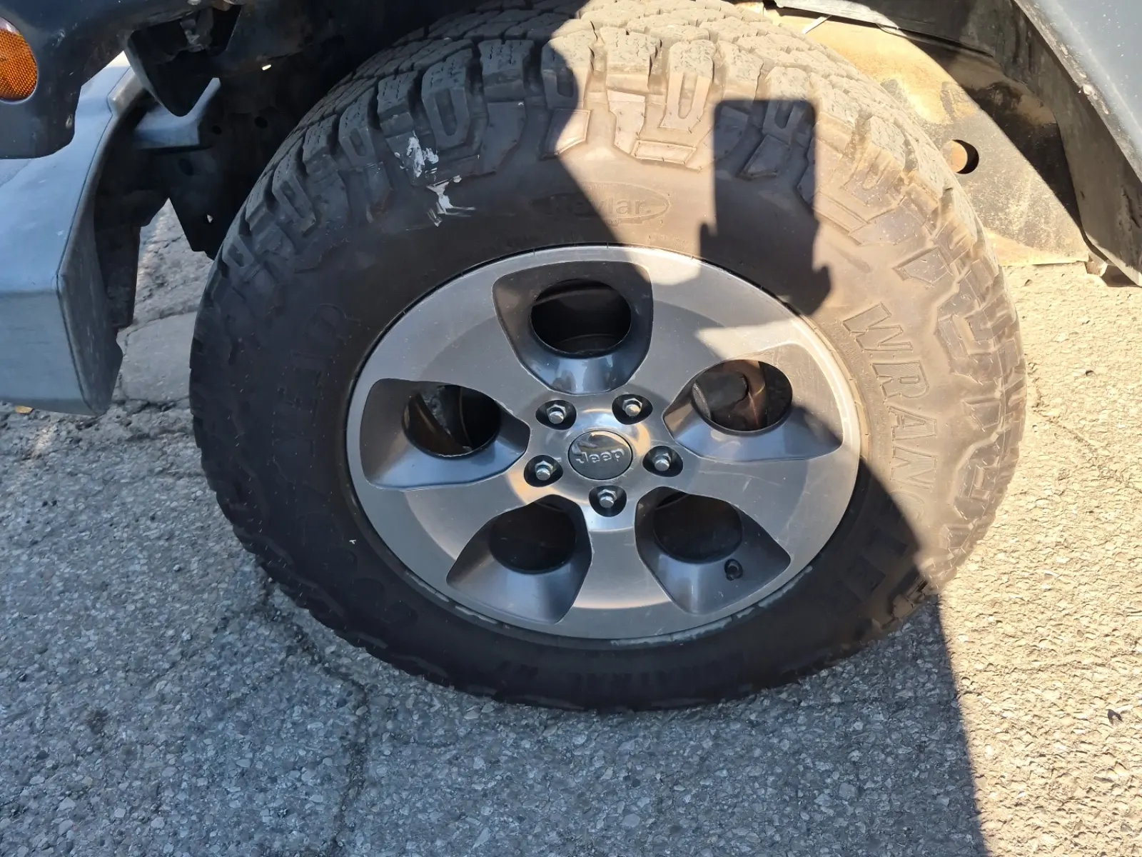 Front driver wheel/tire photo