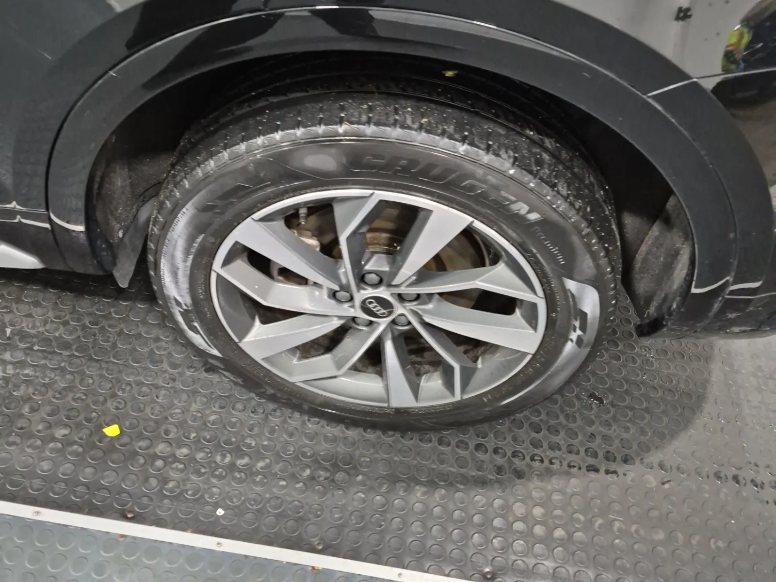 Left Rear Wheel/Tire Photo
