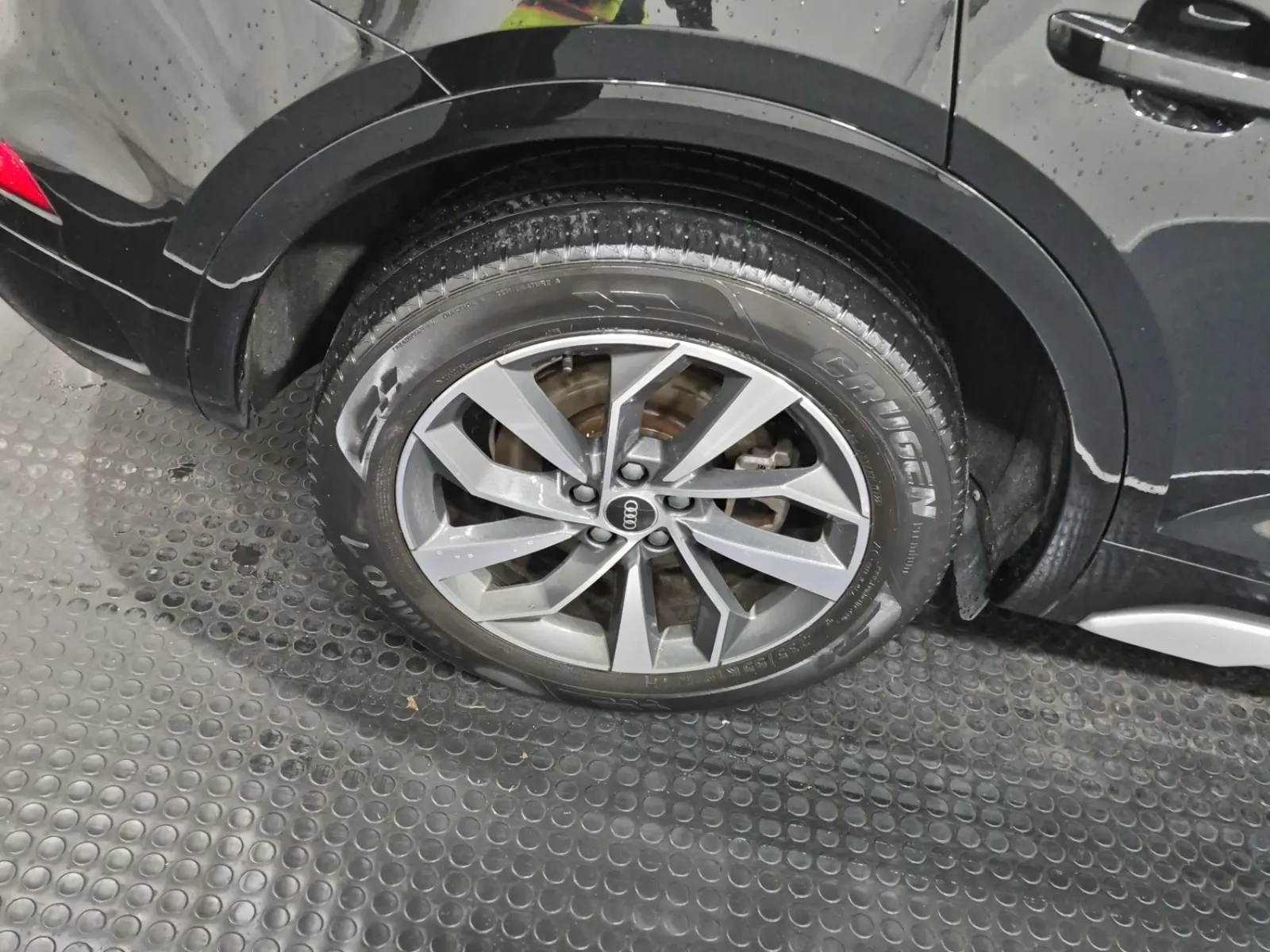 Right Rear Wheel/Tire Photo