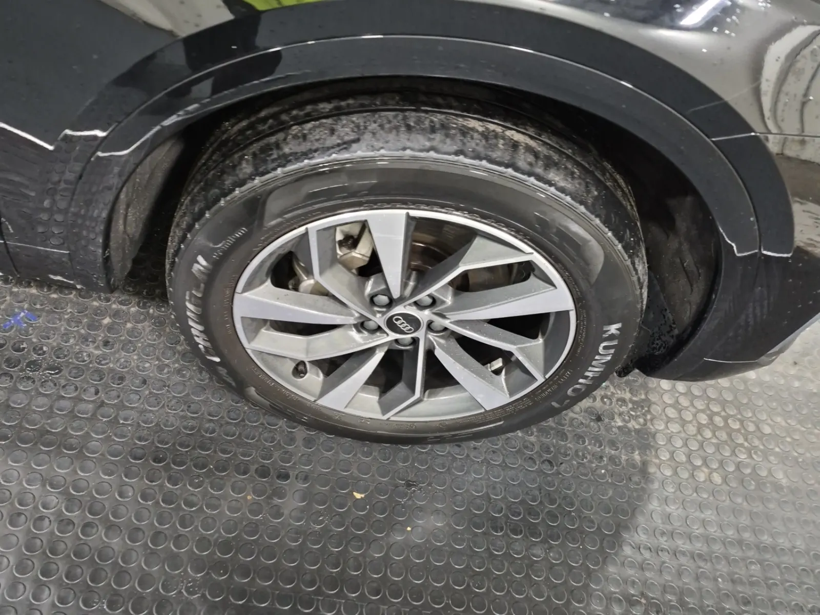 Right Front Wheel/Tire Photo