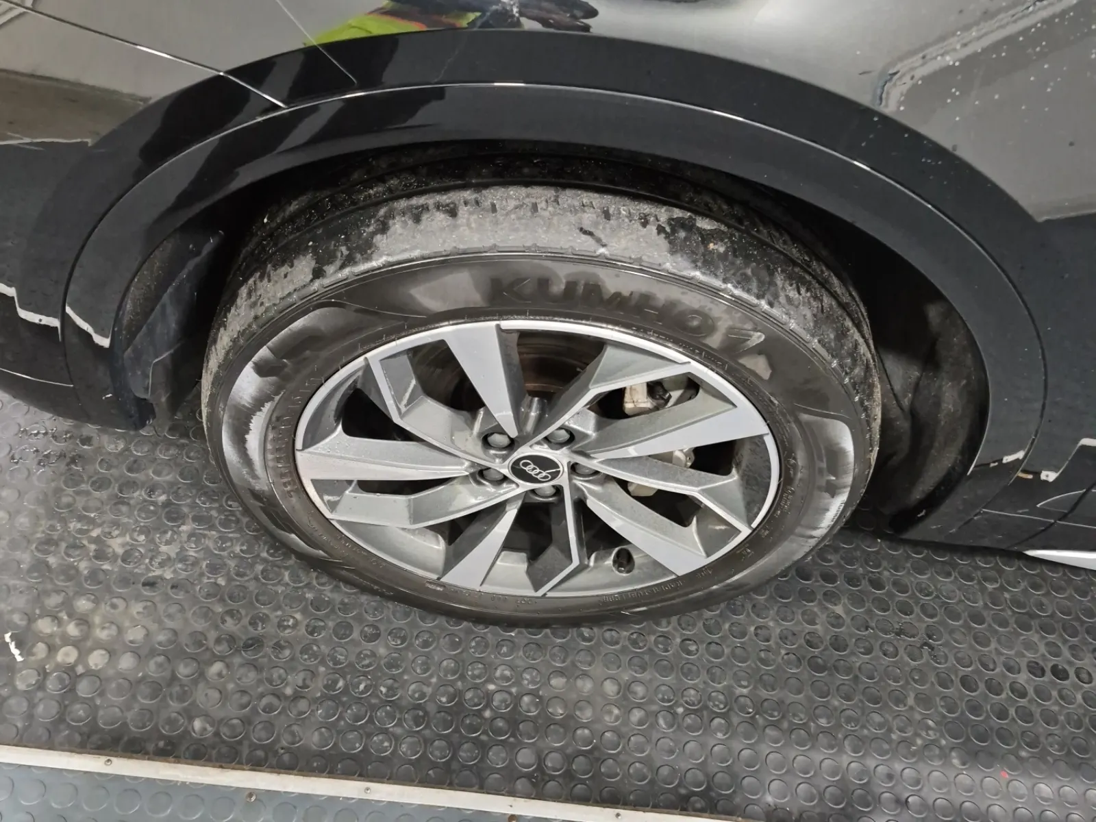 Front driver wheel/tire photo