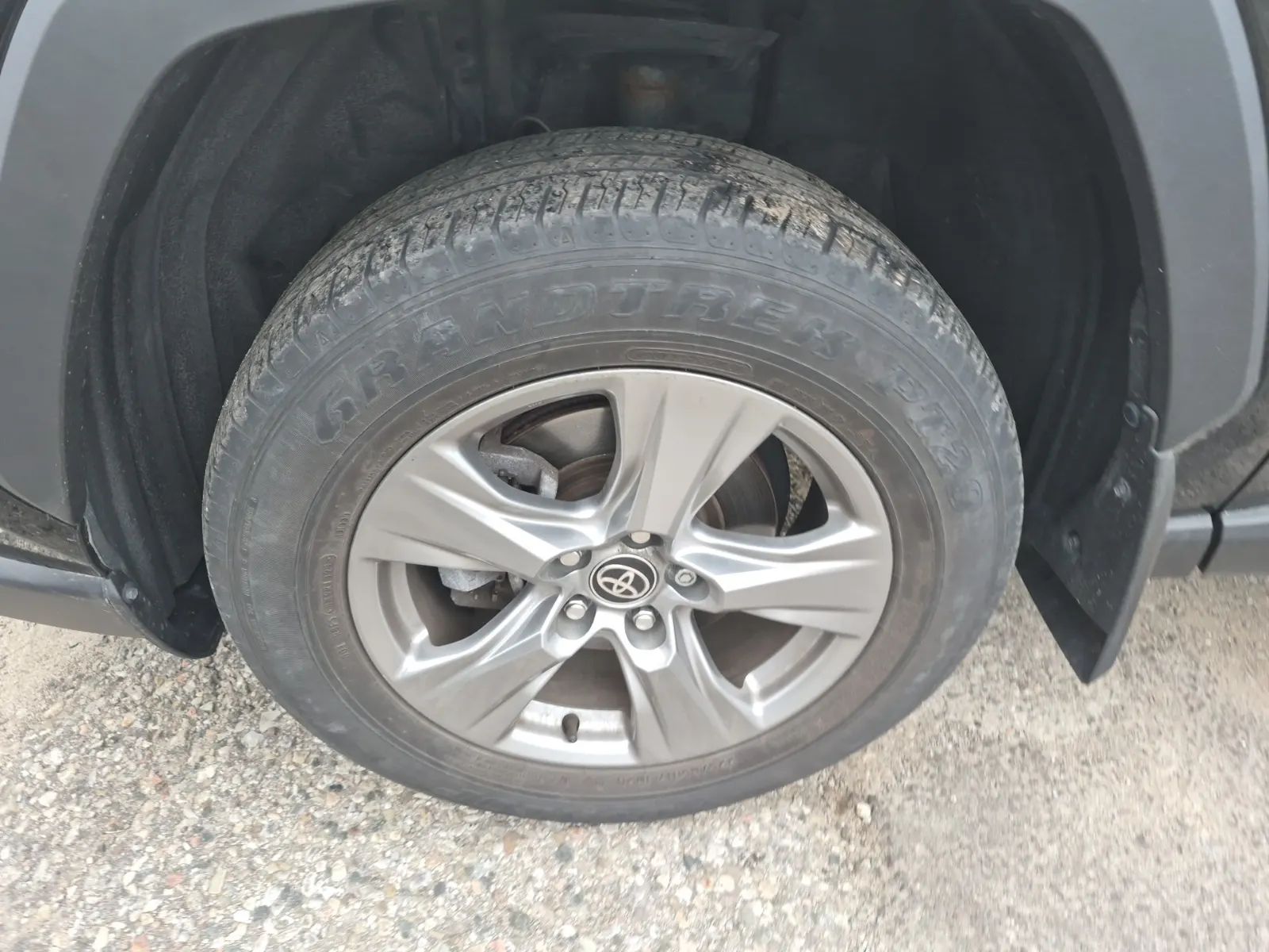 Front driver wheel/tire photo