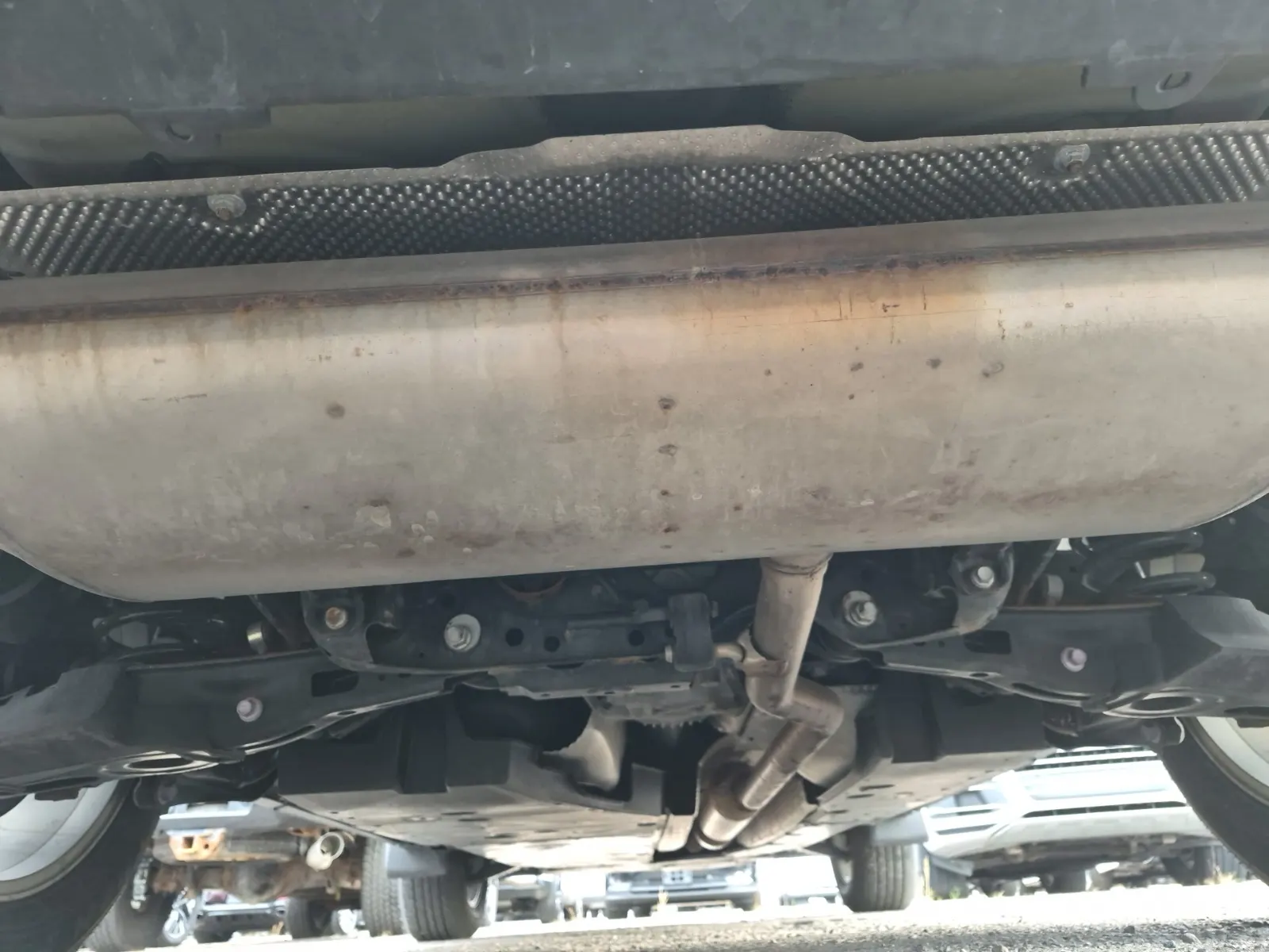 Undercarriage - Rear Photo
