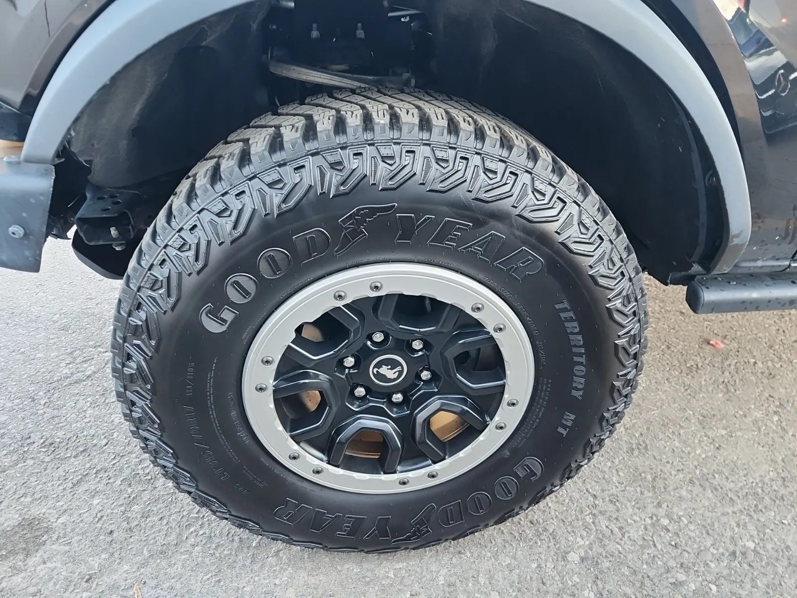 Front driver wheel/tire photo