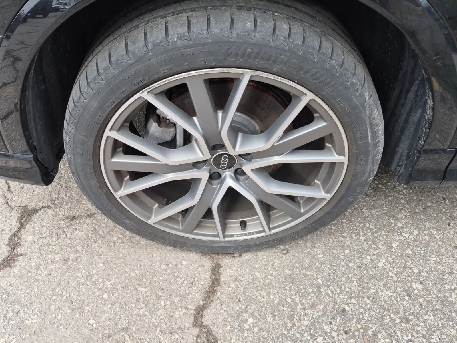 Front driver wheel/tire photo