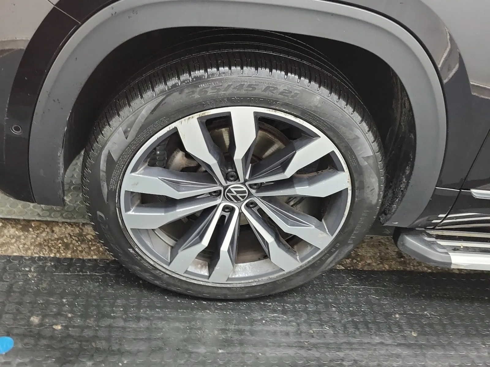 Front driver wheel/tire photo