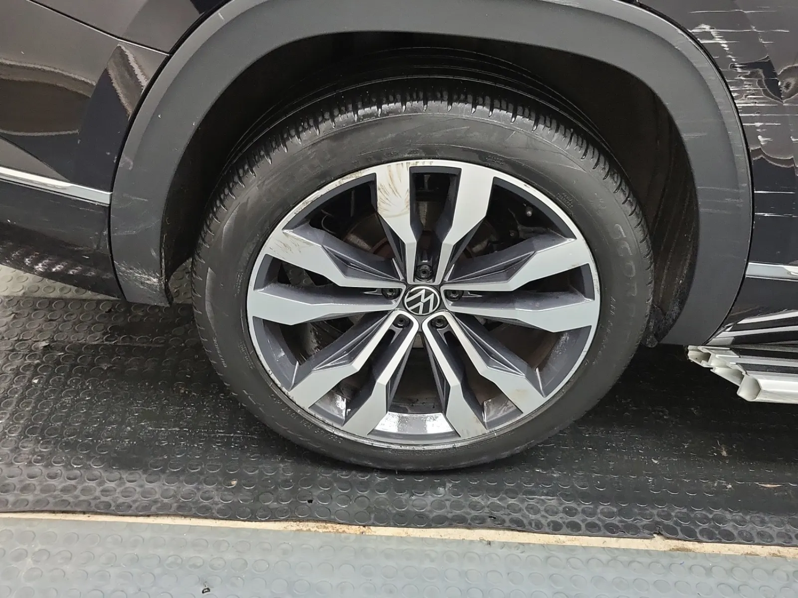 Right Rear Wheel/Tire Photo