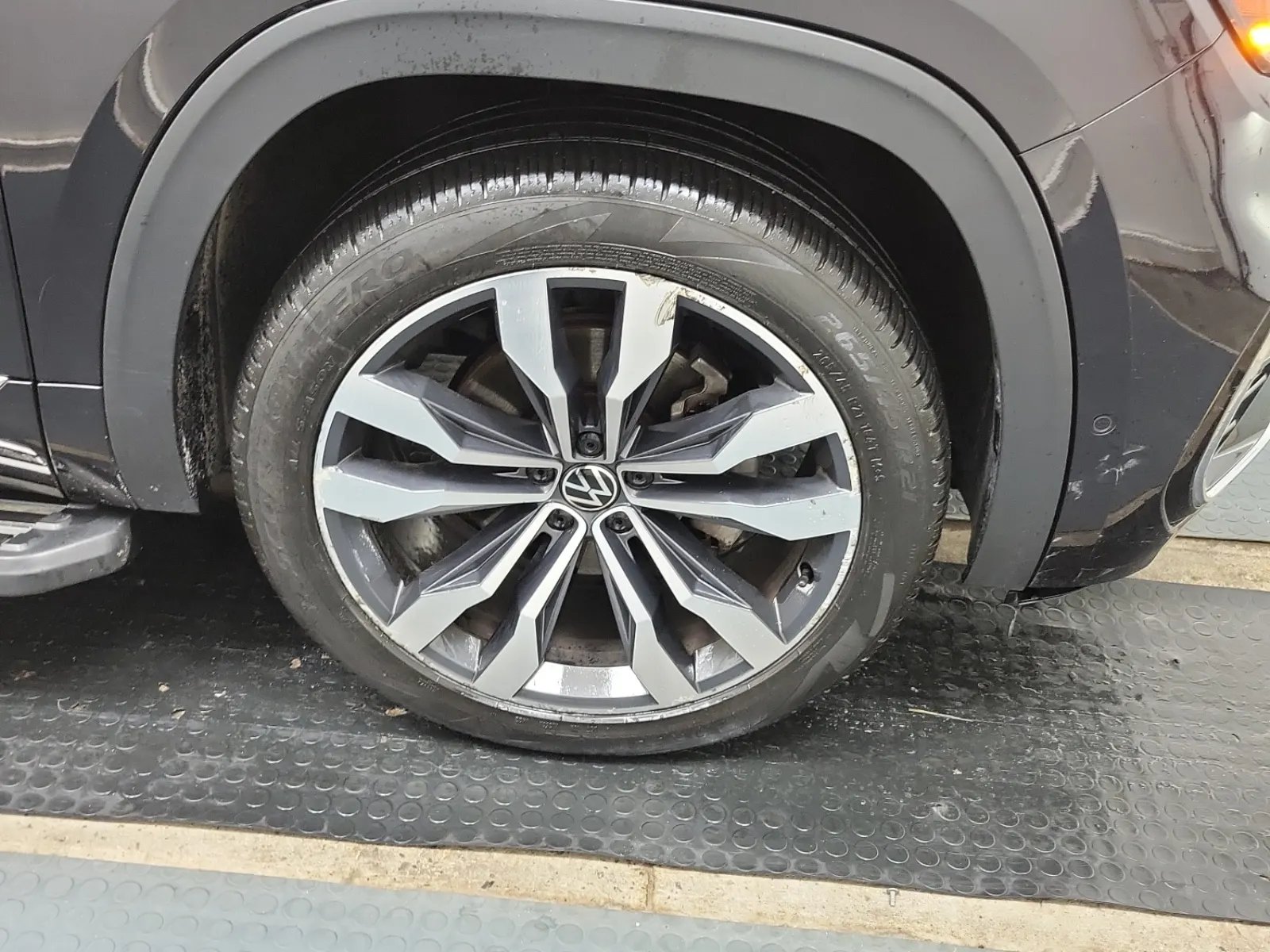 Right Front Wheel/Tire Photo