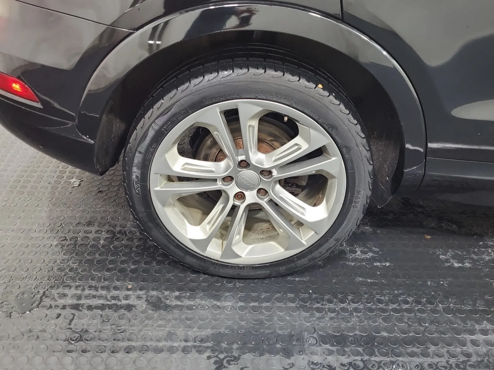 Right Rear Wheel/Tire Photo