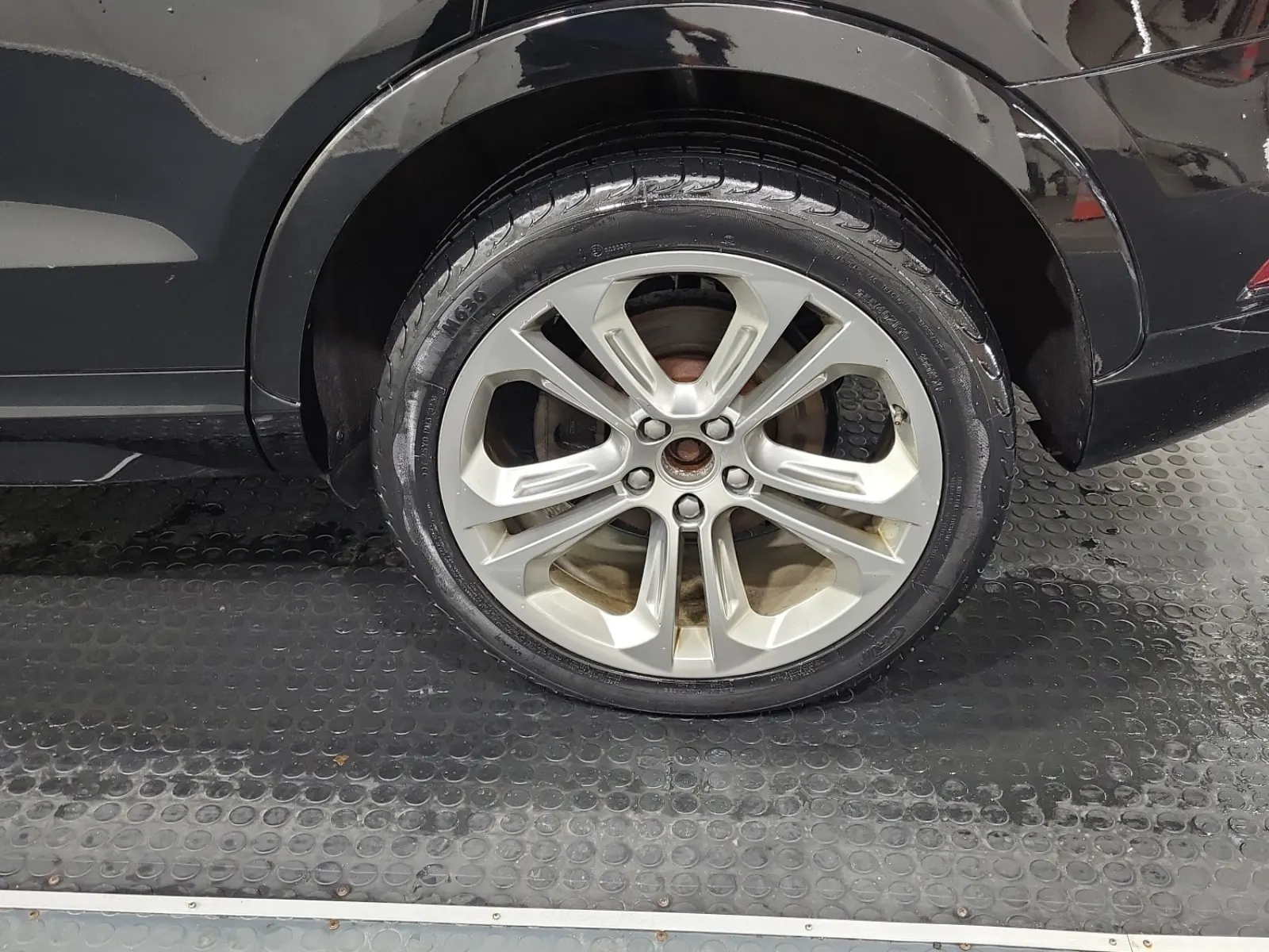 Left Rear Wheel/Tire Photo