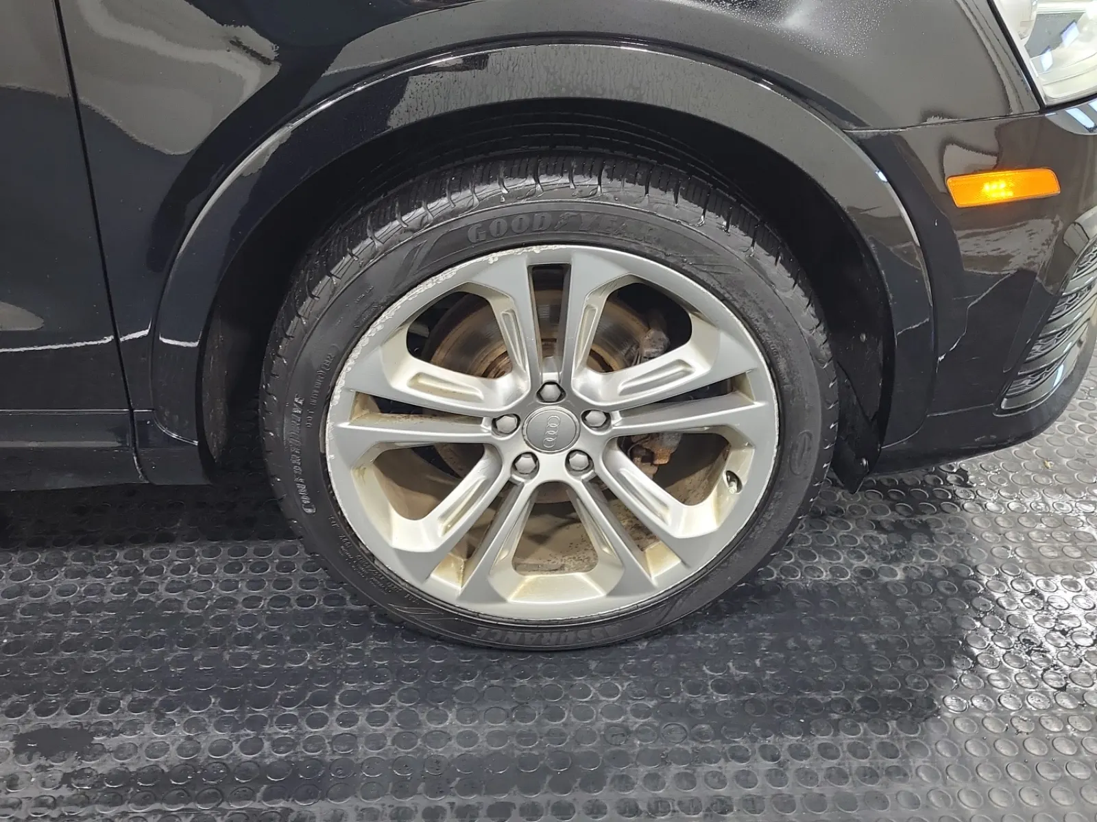 Right Front Wheel/Tire Photo