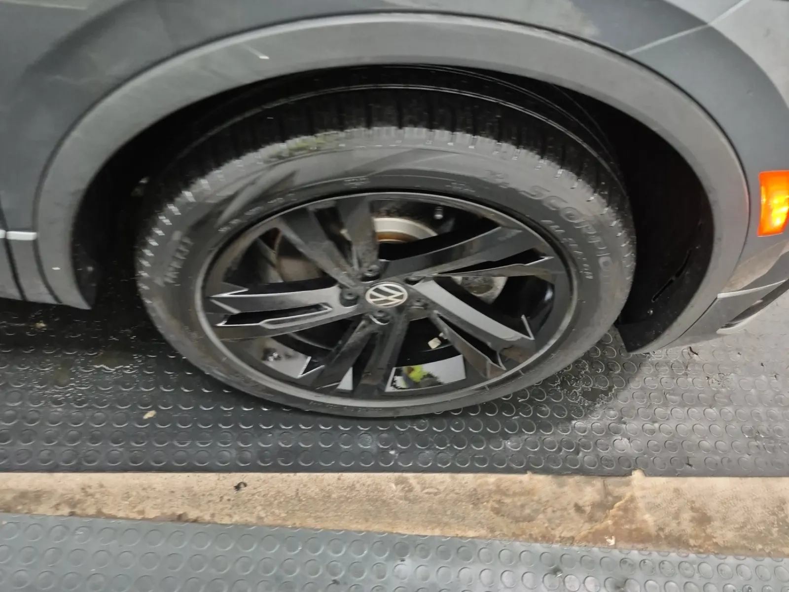 Right Front Wheel/Tire Photo