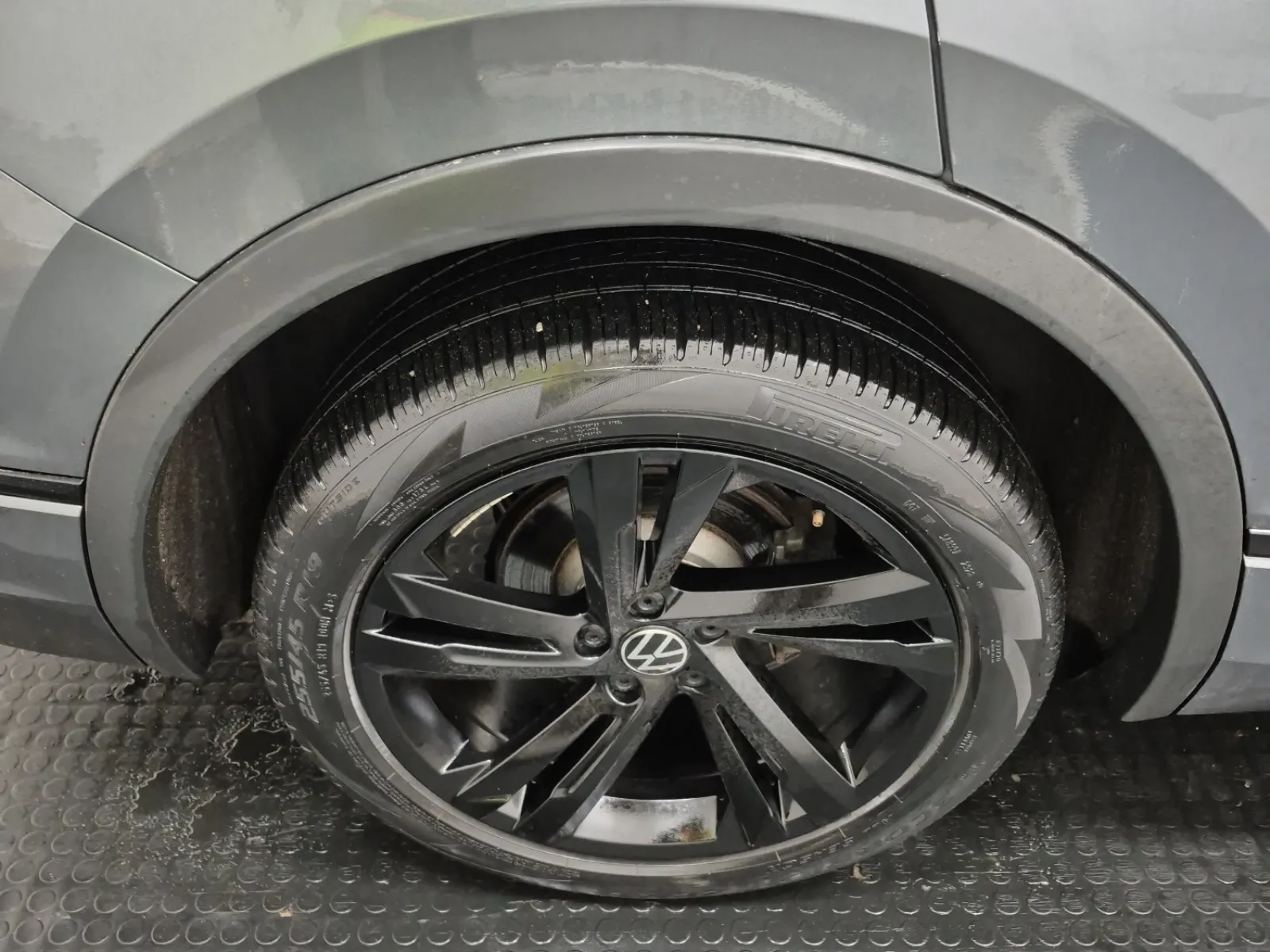 Right Rear Wheel/Tire Photo