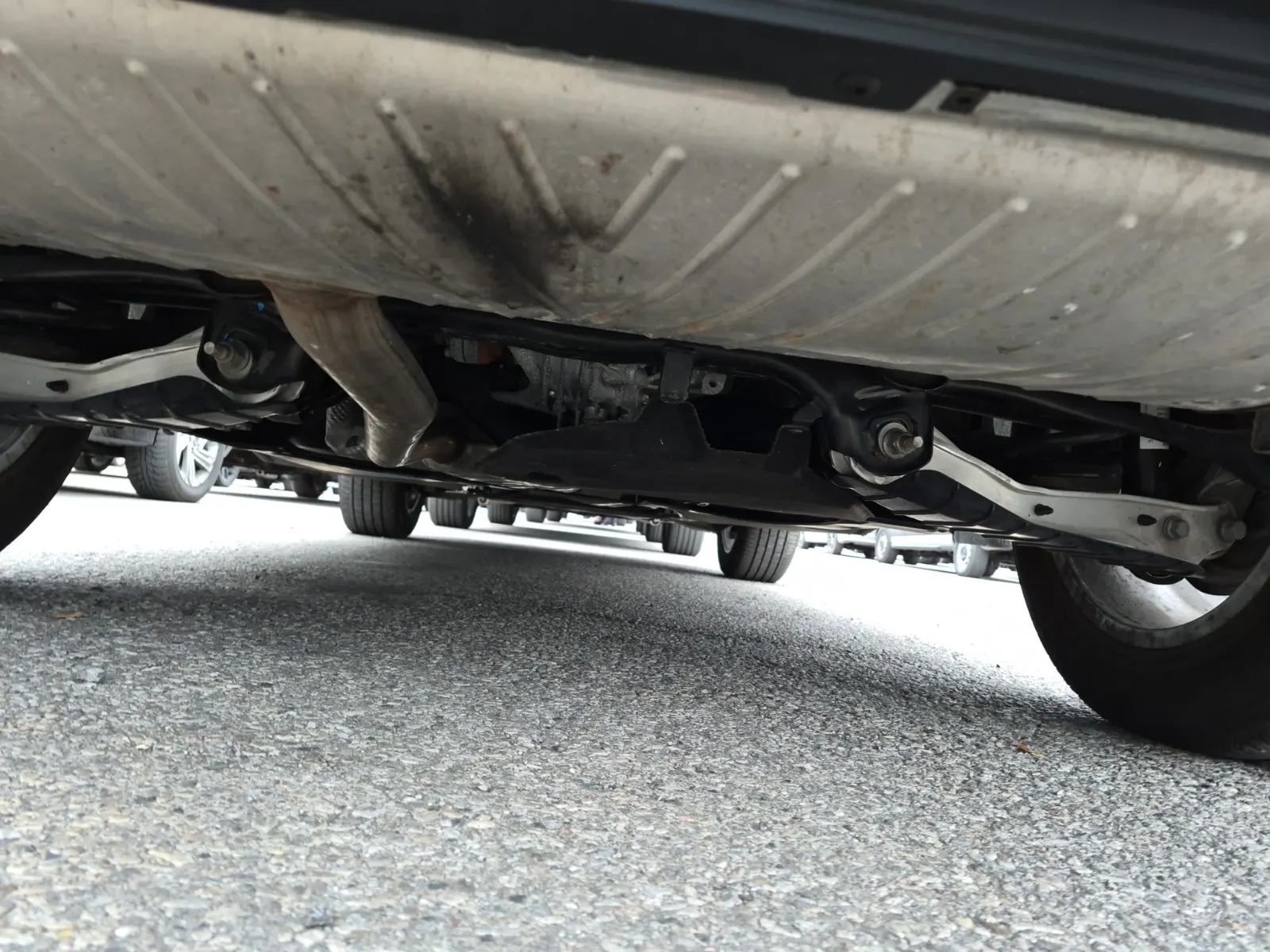 Undercarriage - Rear Photo