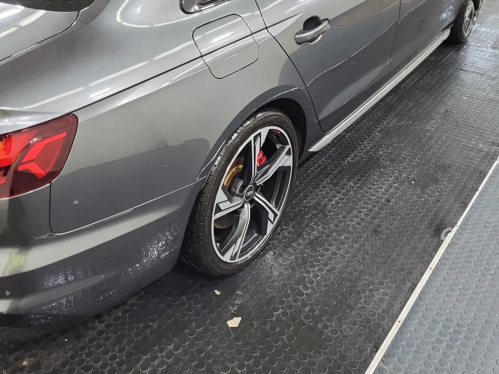 Right Rear Wheel/Tire Photo