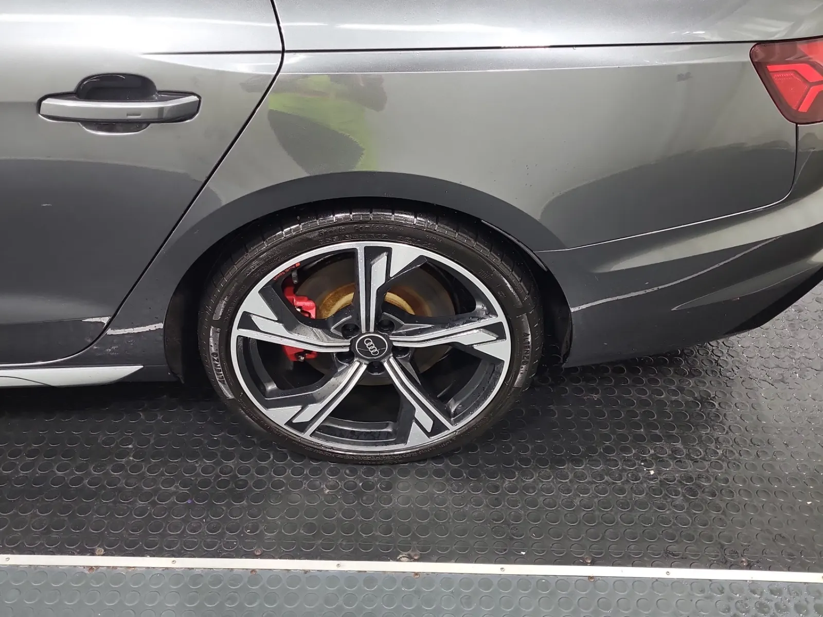 Left Rear Wheel/Tire Photo