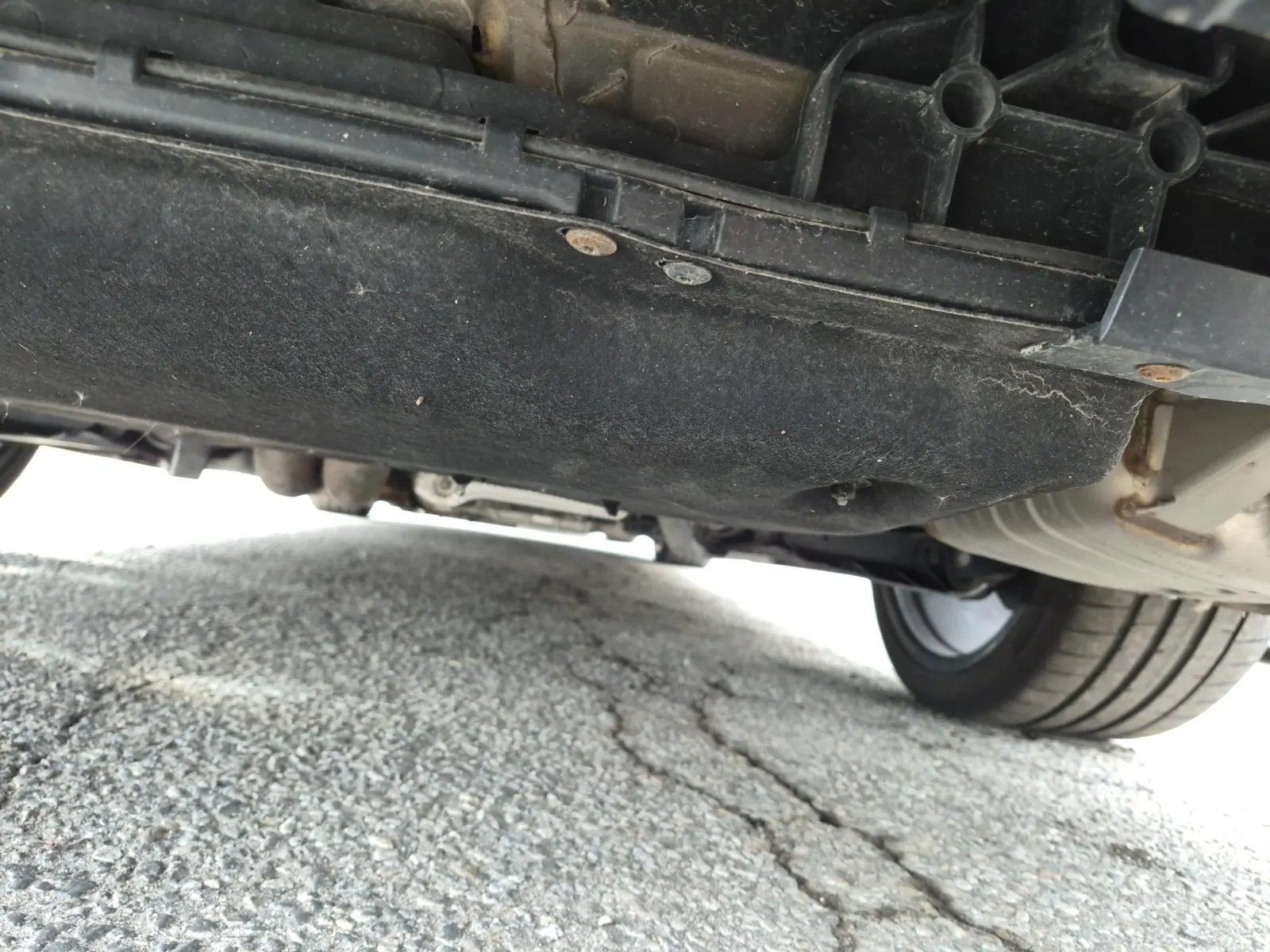 Undercarriage - Rear Photo