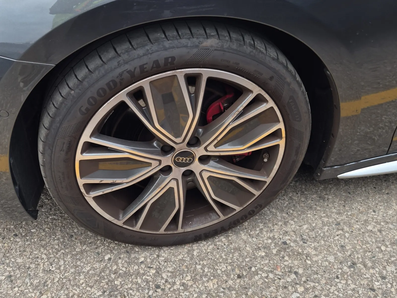 Front driver wheel/tire photo