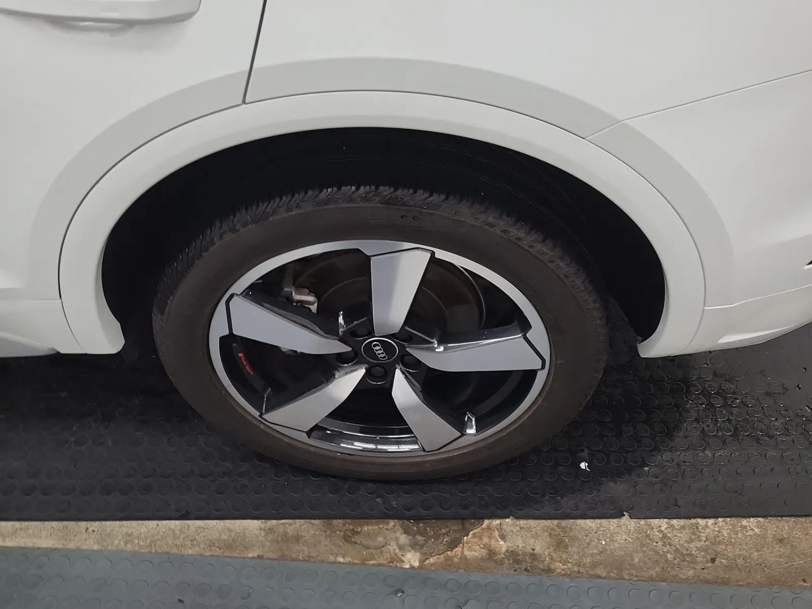 Left Rear Wheel/Tire Photo