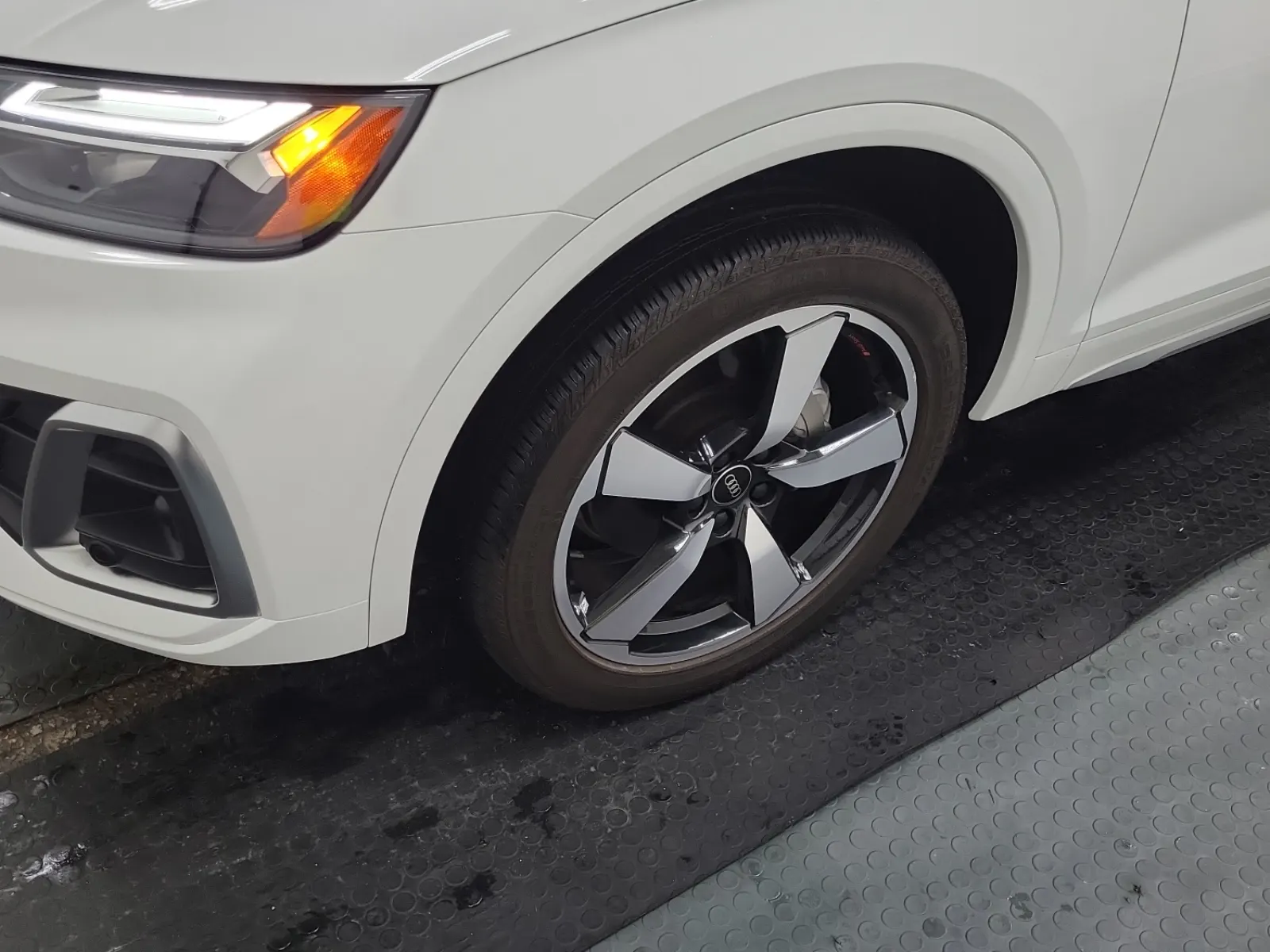 Front driver wheel/tire photo