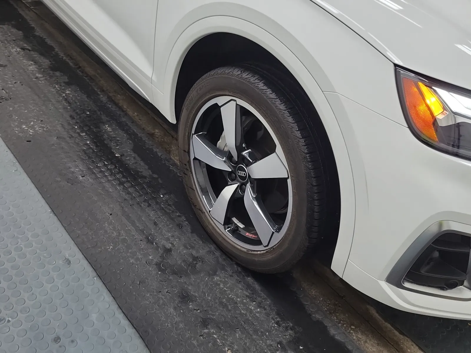 Right Front Wheel/Tire Photo