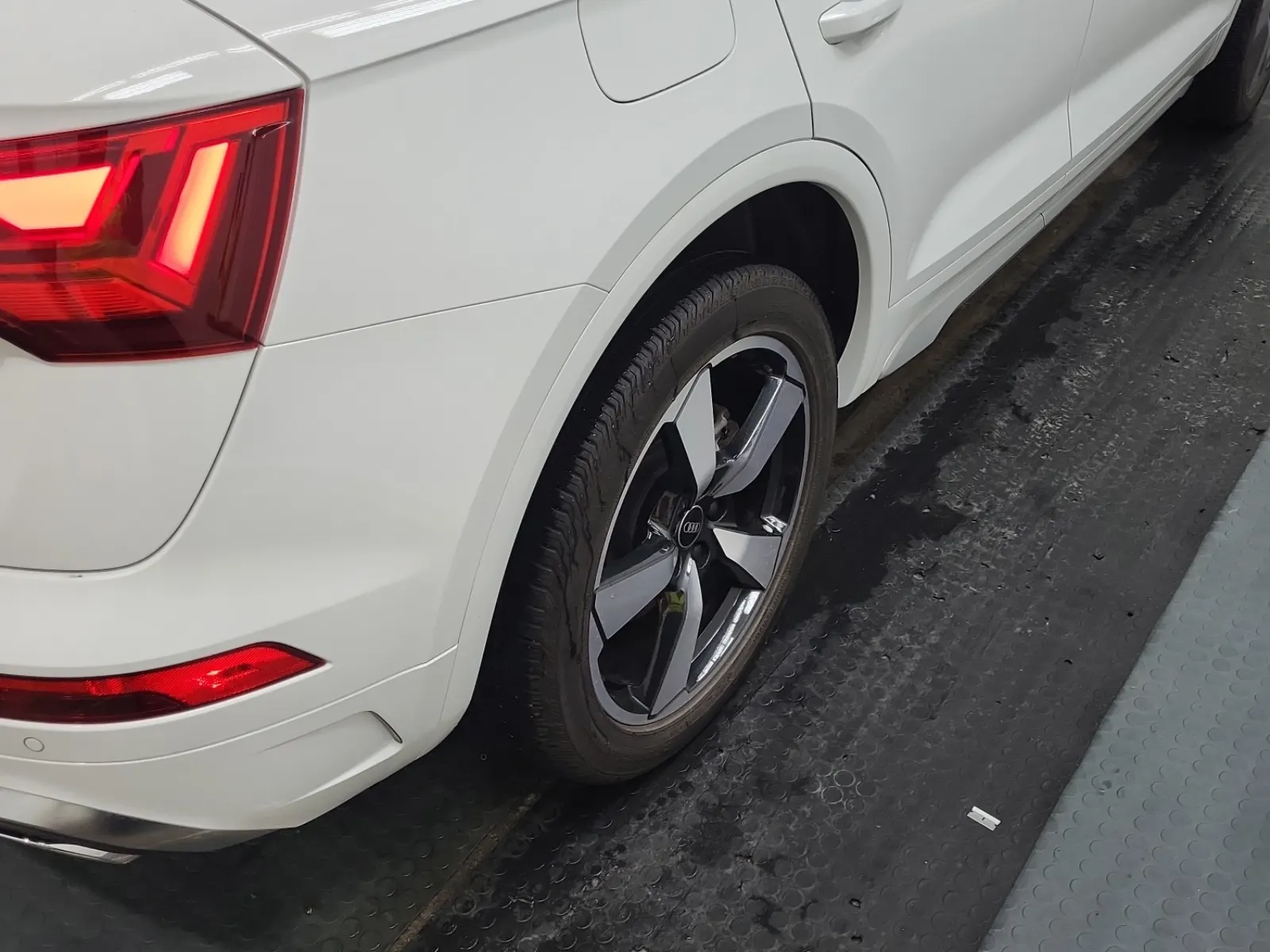 Right Rear Wheel/Tire Photo